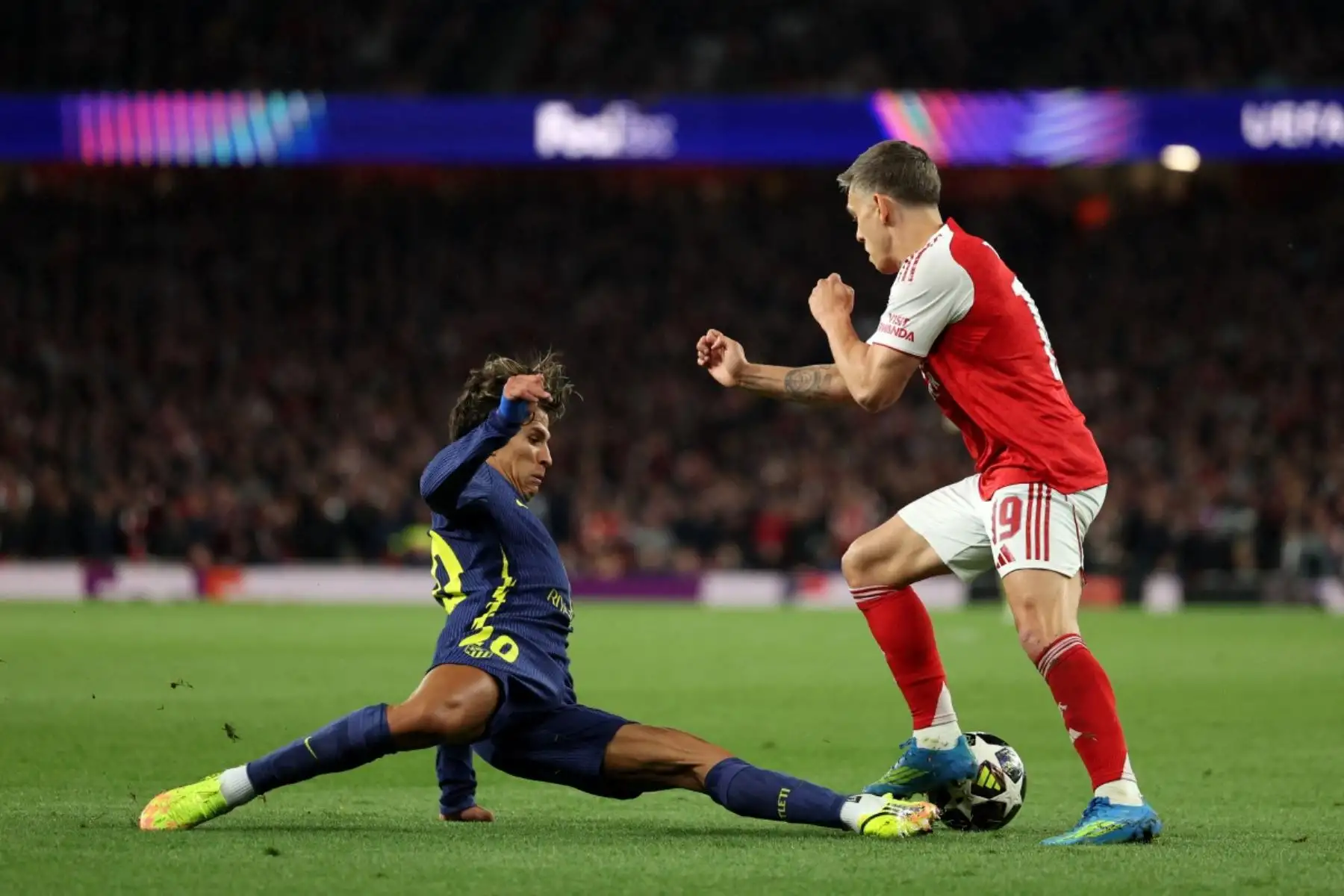 El centrocampista belga #19 del Arsenal, Leandro Trossard, es abordado por el centrocampista argentino #20 del Atlético de Madrid, Giuliano Simeone, durante el partido de semifinales de la Segunda Liga de Campeones de la UEFA entre el Arsenal y el Atlético de Madrid en el Emirates Stadium en el norte de Londres el 5 de mayo de 2026. (Foto de Adrian Dennis / AFP)