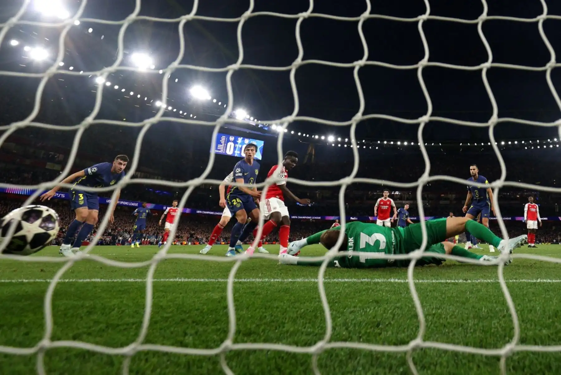 El centrocampista inglés del Arsenal #07, Bukayo Saka, marca el primer gol del equipo durante el partido de semifinales de la segunda vuelta de la Liga de Campeones de la UEFA entre el Arsenal y el Atlético de Madrid en el Emirates Stadium, al norte de Londres, el 5 de mayo de 2026. (Foto de Adrian DENNIS / AFP)