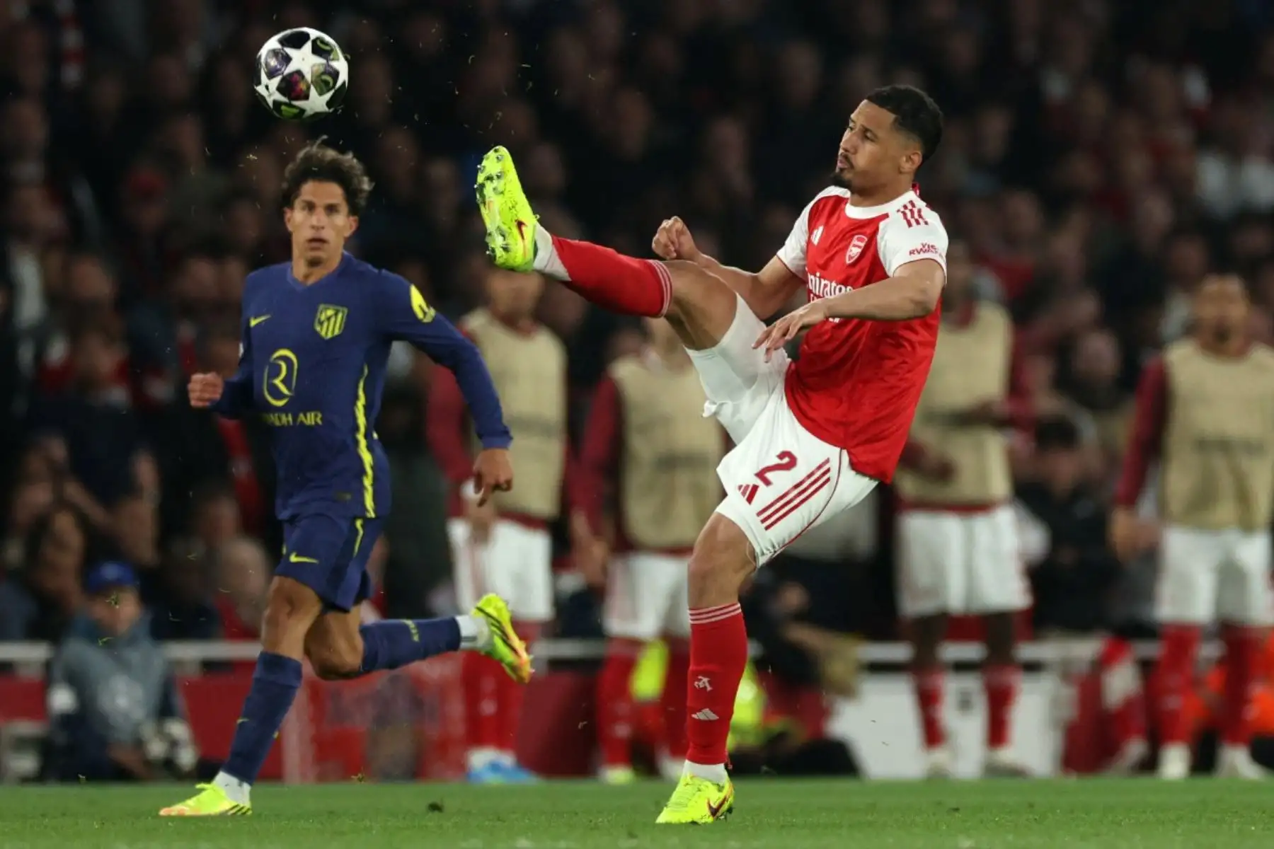 El defensor francés del Arsenal #02 William Saliba despeja el balón durante el partido de fútbol de semifinales de segunda vuelta de la Liga de Campeones de la UEFA entre el Arsenal y el Atlético de Madrid en el Emirates Stadium en el norte de Londres el 5 de mayo de 2026. (Foto de Adrian Dennis / AFP)