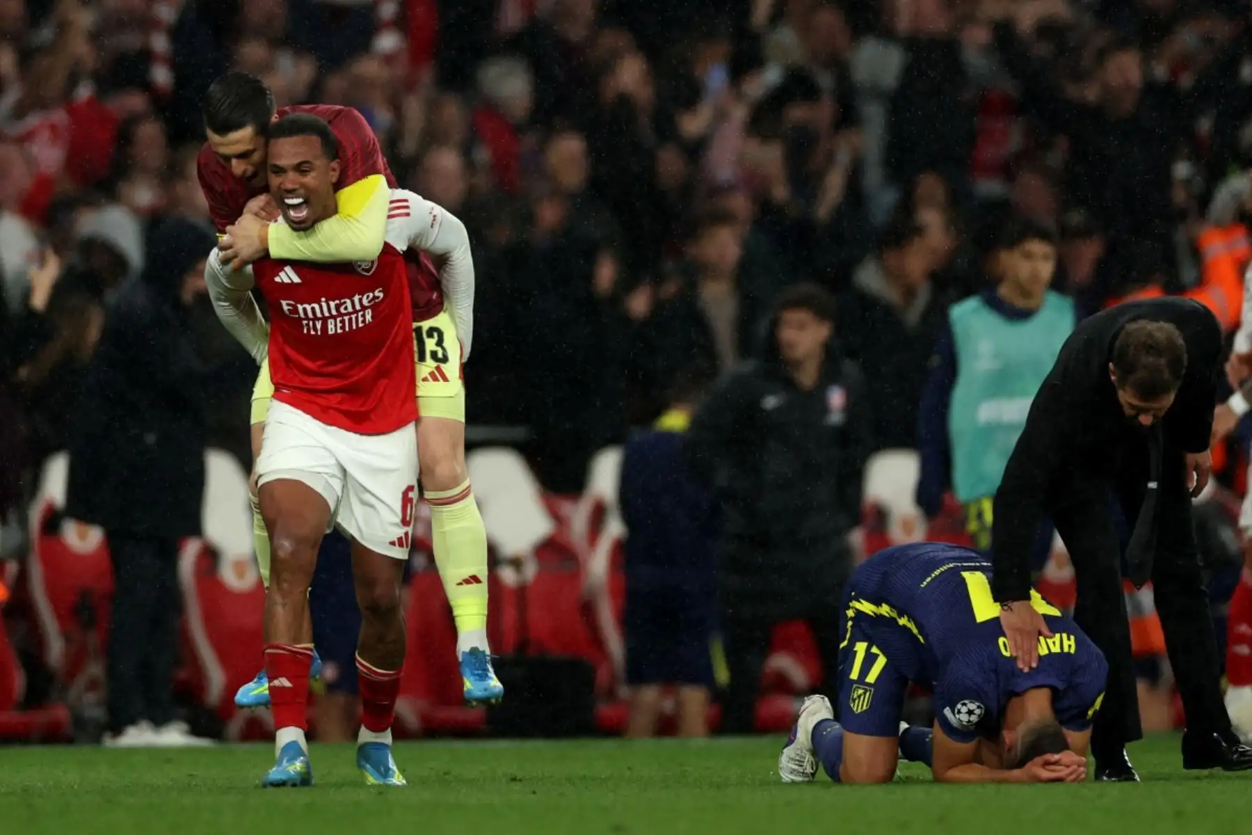 El defensa brasileño del Arsenal, Gabriel Magalhaes (número 6), y el portero español del Arsenal, Kepa Arrizabalaga (número 13), celebran mientras el entrenador argentino del Atlético de Madrid, Diego Simeone, consuela al defensa eslovaco del Atlético de Madrid, David Hancko (número 17), durante el partido de vuelta de las semifinales de la Liga de Campeones de la UEFA entre el Arsenal y el Atlético de Madrid en el Emirates Stadium. (Foto de Adrian Dennis / AFP)