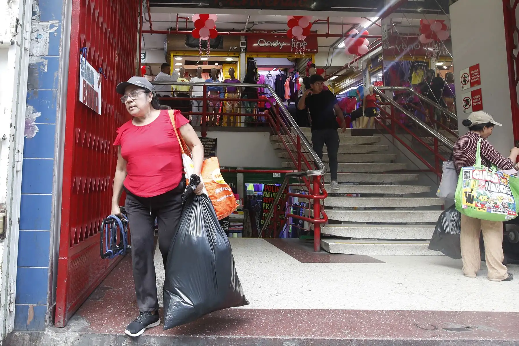 En los días previos al Día de la Madre, muchos limeños acuden a Gamarra para comprar ropa, artículos y regalos para sus madres, recorriendo galerías y puestos en busca de opciones a buen precio. Este movimiento genera gran afluencia de público y dinamiza el comercio en uno de los principales centros comerciales de la ciudad. Foto: ANDINA / Eddy RamosFoto: ANDINA/ Eddy Ramos