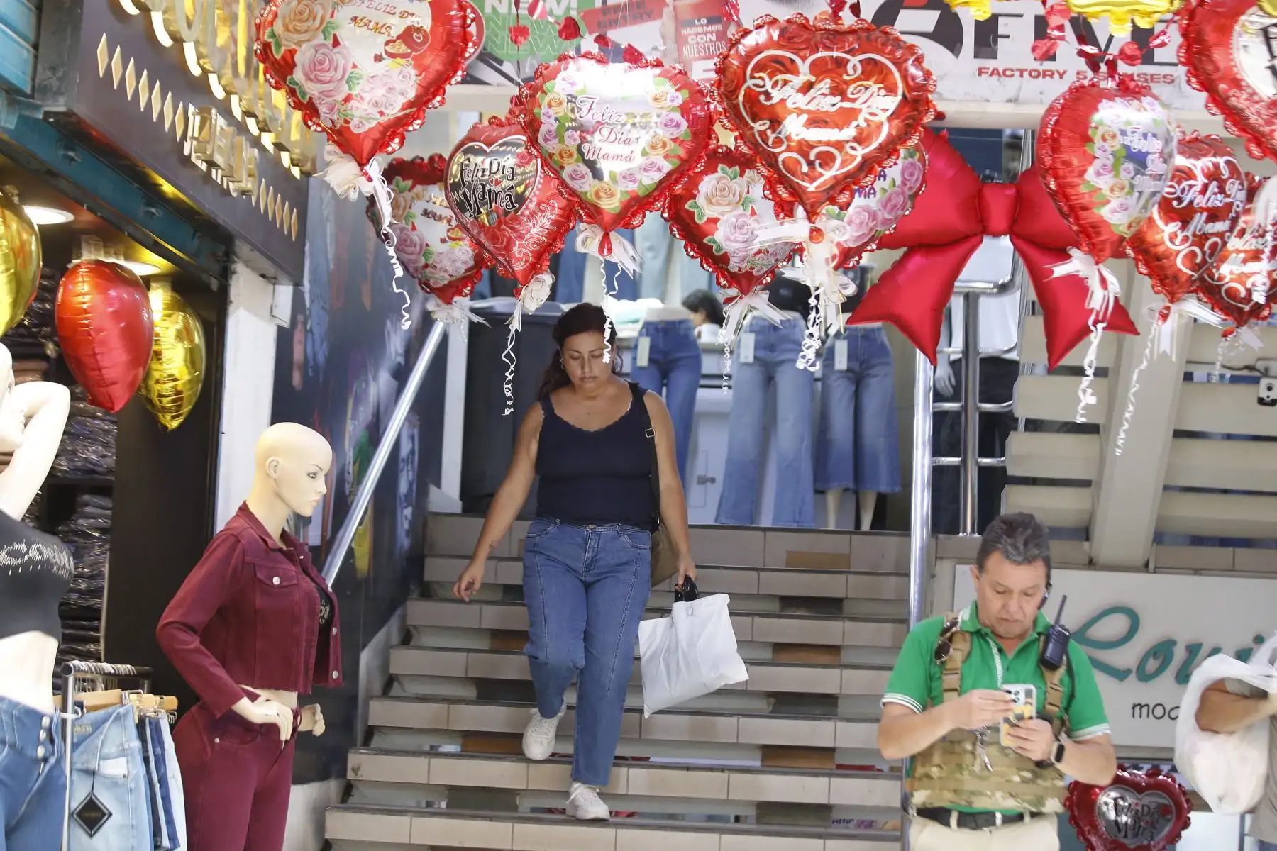 En los días previos al Día de la Madre, muchos limeños acuden a Gamarra para comprar ropa, artículos y regalos para sus madres, recorriendo galerías y puestos en busca de opciones a buen precio. Este movimiento genera gran afluencia de público y dinamiza el comercio en uno de los principales centros comerciales de la ciudad. Foto: ANDINA / Eddy RamosFoto: ANDINA/ Eddy Ramos