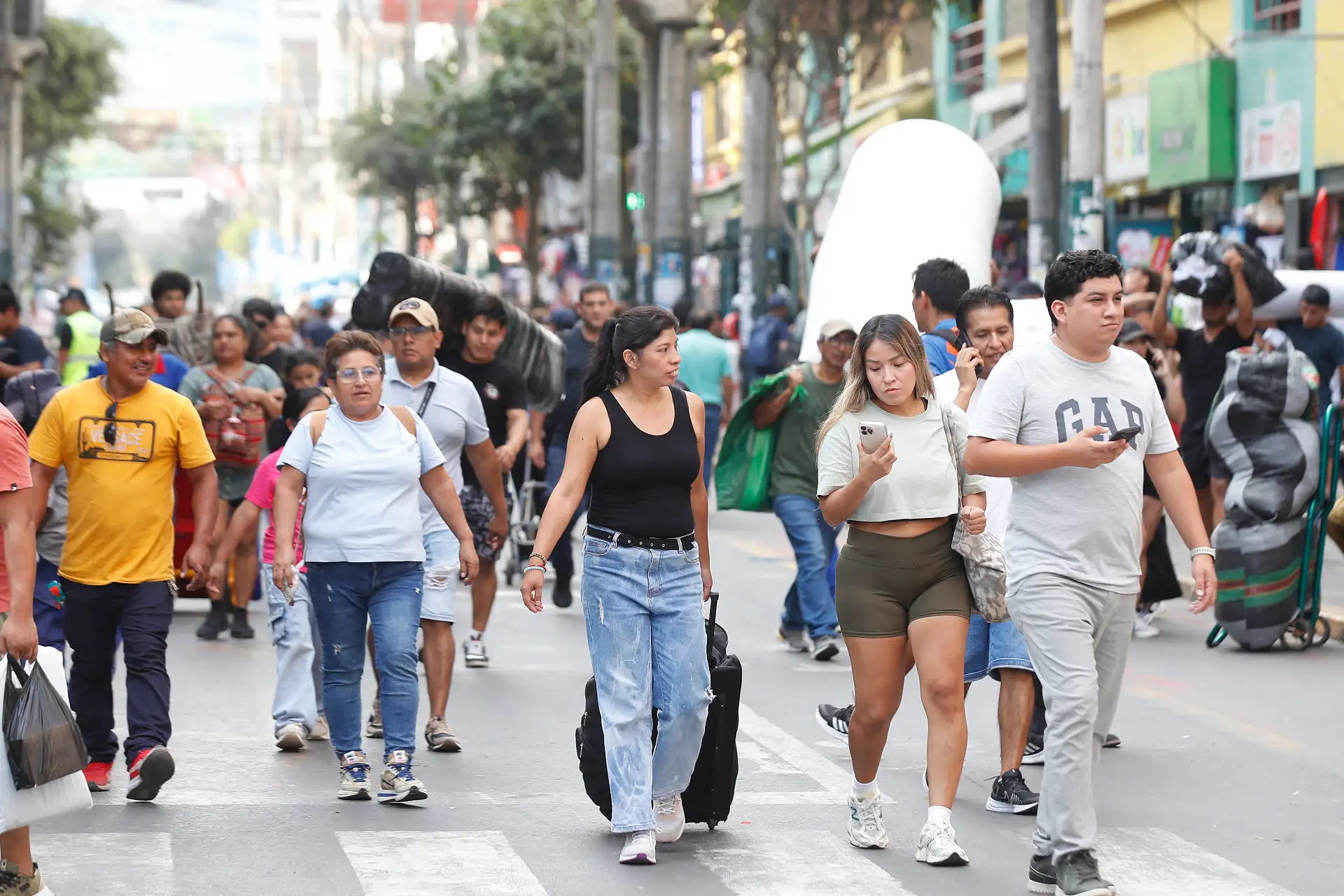 En los días previos al Día de la Madre, muchos limeños acuden a Gamarra para comprar ropa, artículos y regalos para sus madres, recorriendo galerías y puestos en busca de opciones a buen precio. Este movimiento genera gran afluencia de público y dinamiza el comercio en uno de los principales centros comerciales de la ciudad. Foto: ANDINA / Eddy RamosFoto: ANDINA/ Eddy Ramos