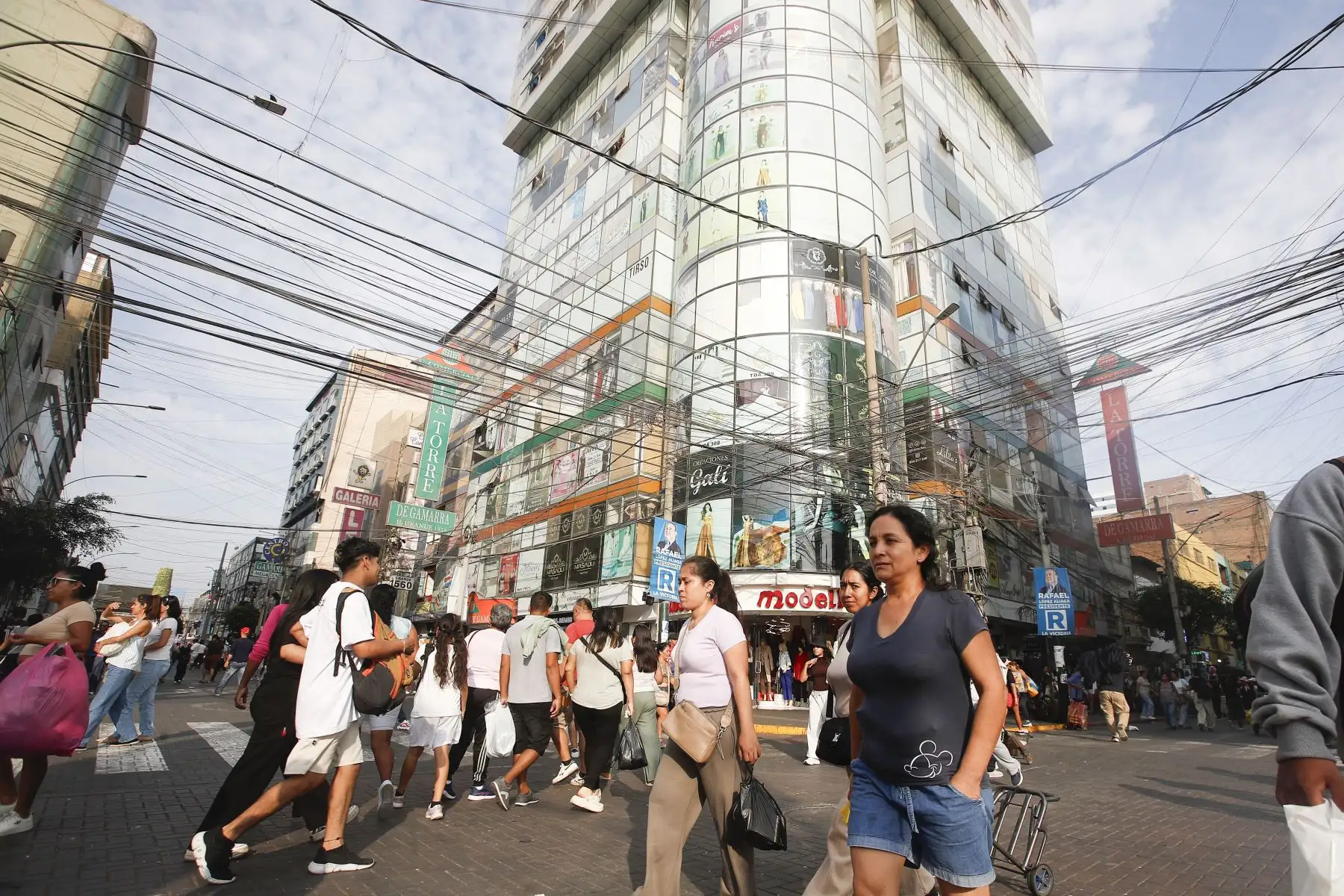 En los días previos al Día de la Madre, muchos limeños acuden a Gamarra para comprar ropa, artículos y regalos para sus madres, recorriendo galerías y puestos en busca de opciones a buen precio. Este movimiento genera gran afluencia de público y dinamiza el comercio en uno de los principales centros comerciales de la ciudad. Foto: ANDINA / Eddy RamosFoto: ANDINA/ Eddy Ramos