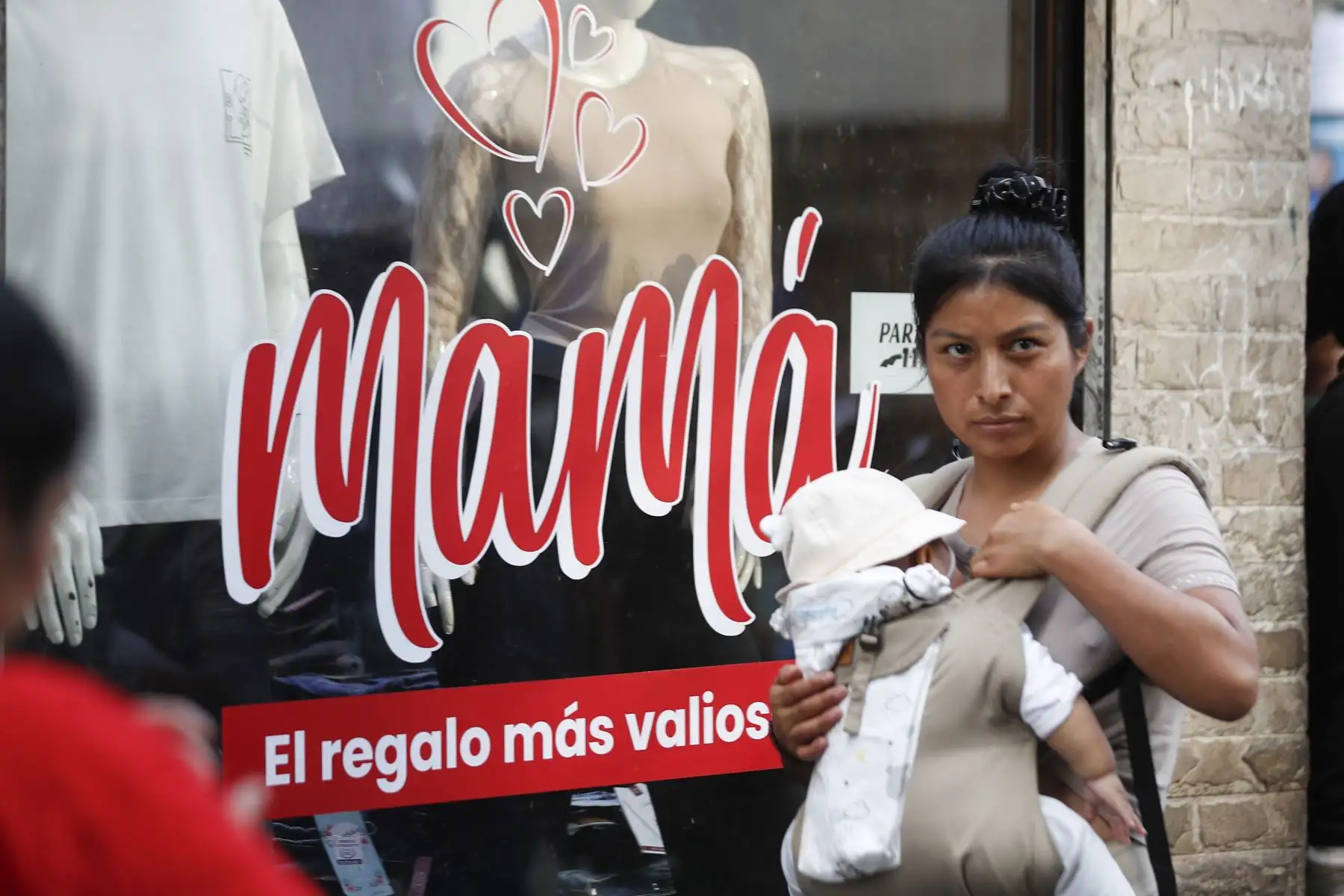 En los días previos al Día de la Madre, muchos limeños acuden a Gamarra para comprar ropa, artículos y regalos para sus madres, recorriendo galerías y puestos en busca de opciones a buen precio. Este movimiento genera gran afluencia de público y dinamiza el comercio en uno de los principales centros comerciales de la ciudad. Foto: ANDINA / Eddy RamosFoto: ANDINA/ Eddy Ramos