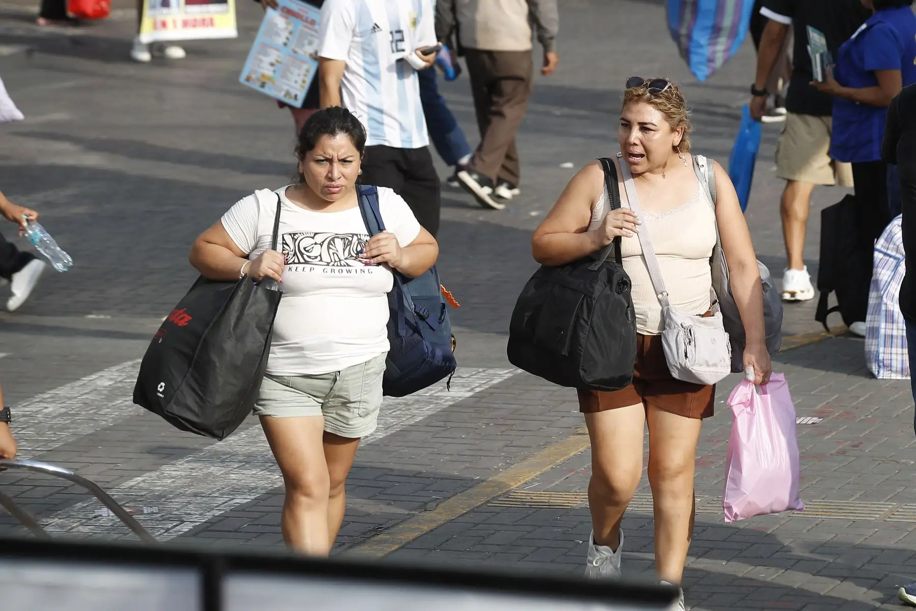 En los días previos al Día de la Madre, muchos limeños acuden a Gamarra para comprar ropa, artículos y regalos para sus madres, recorriendo galerías y puestos en busca de opciones a buen precio. Este movimiento genera gran afluencia de público y dinamiza el comercio en uno de los principales centros comerciales de la ciudad. Foto: ANDINA / Eddy RamosFoto: ANDINA/ Eddy Ramos