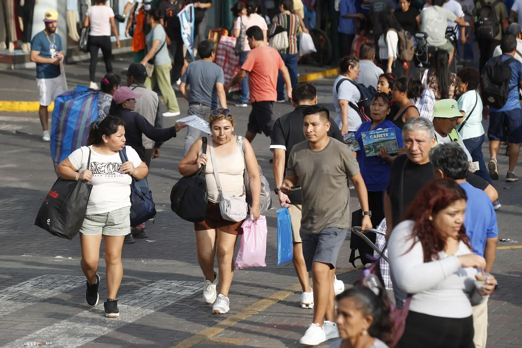En los días previos al Día de la Madre, muchos limeños acuden a Gamarra para comprar ropa, artículos y regalos para sus madres, recorriendo galerías y puestos en busca de opciones a buen precio. Este movimiento genera gran afluencia de público y dinamiza el comercio en uno de los principales centros comerciales de la ciudad. Foto: ANDINA / Eddy RamosFoto: ANDINA/ Eddy Ramos
