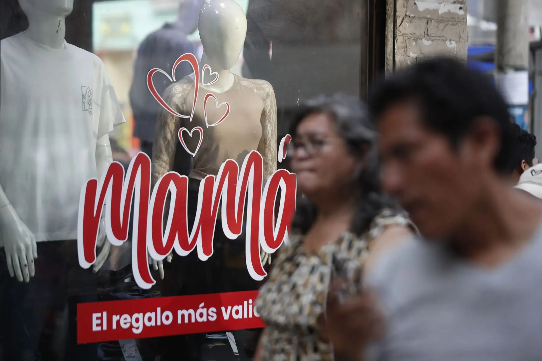En los días previos al Día de la Madre, muchos limeños acuden a Gamarra para comprar ropa, artículos y regalos para sus madres, recorriendo galerías y puestos en busca de opciones a buen precio. Este movimiento genera gran afluencia de público y dinamiza el comercio en uno de los principales centros comerciales de la ciudad. Foto: ANDINA / Eddy Ramos
