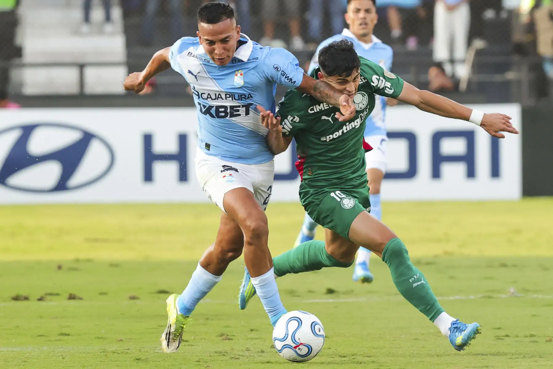Martín Távara de Sporting Cristal disputa el balón con el futbolista Sosa del Palmeiras, durante el partido del Grupo F de la Copa Libertadores, en el Estadio Alejandro Villanueva de Lima. Foto: ANDINA/Carlos Américo Lezama Villantoy