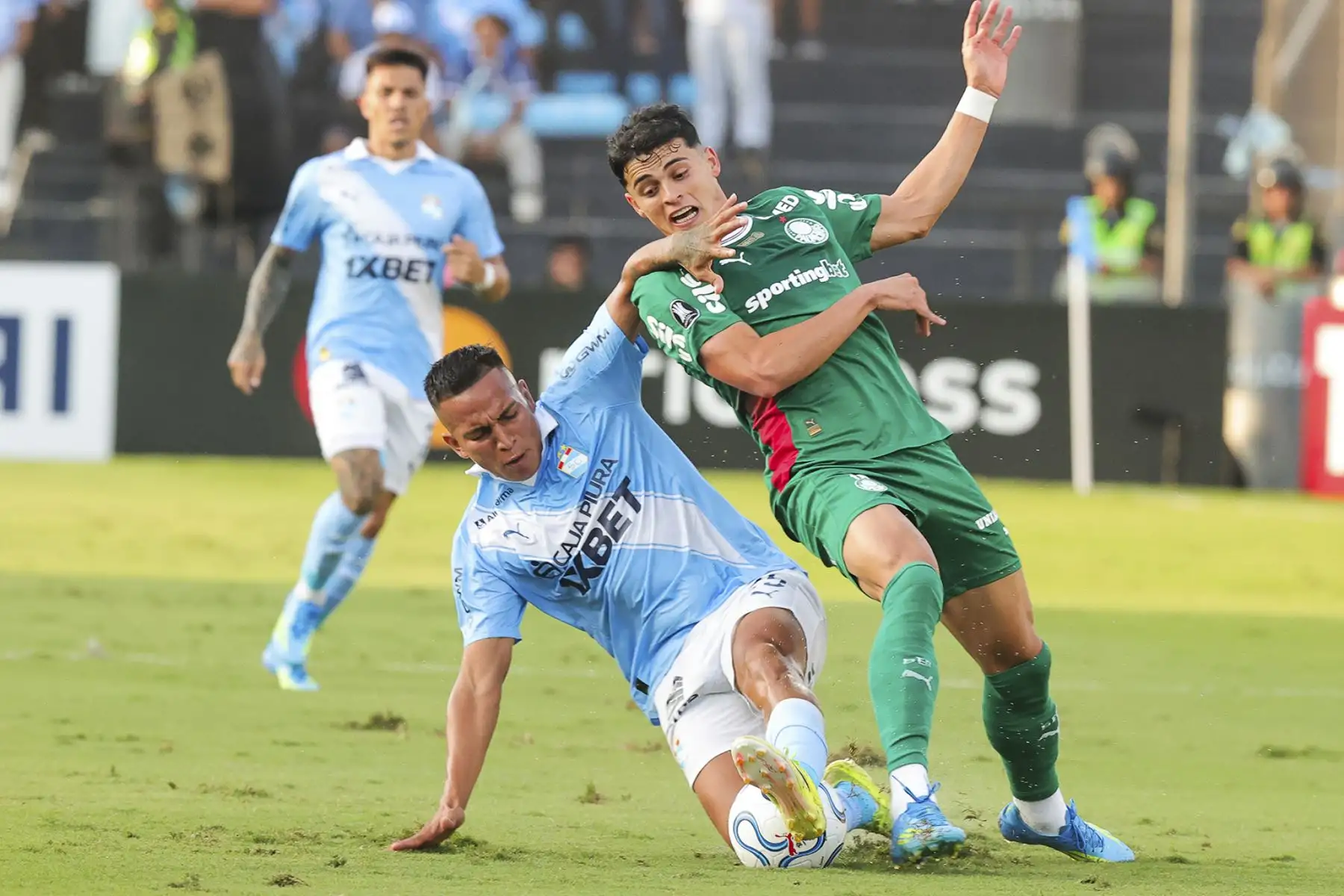 Martín Távara de Sporting Cristal disputa el balón con el futbolista Sosa del Palmeiras, durante el partido del Grupo F de la Copa Libertadores, en el Estadio Alejandro Villanueva de Lima. Foto: ANDINA/Carlos Américo Lezama Villantoy