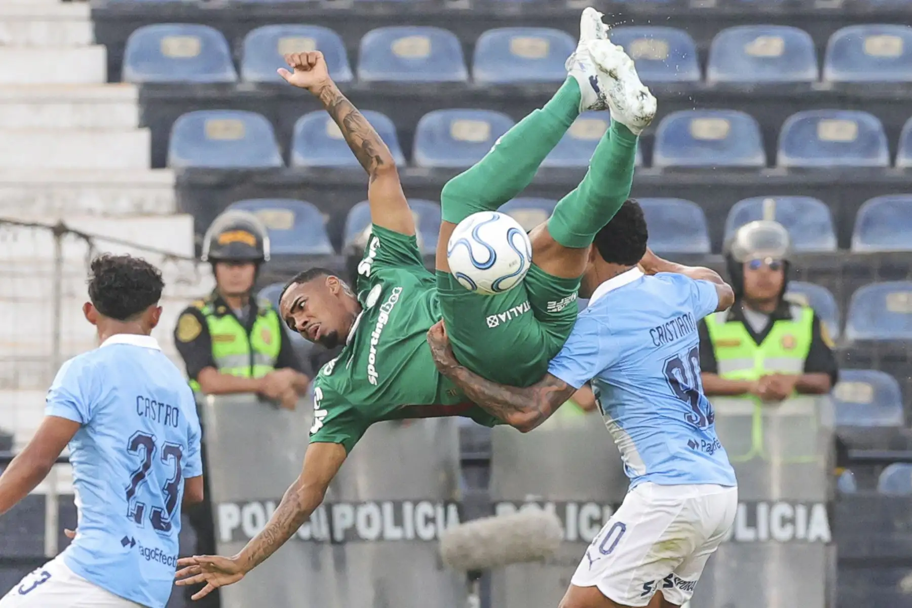 Cristiano de Sporting Cristal disputa el balón con el futbolista Marlon Freitas del Palmeiras, durante el partido del Grupo F de la Copa Libertadores, en el Estadio Alejandro Villanueva de Lima. Foto: ANDINA/Carlos Américo Lezama Villantoy