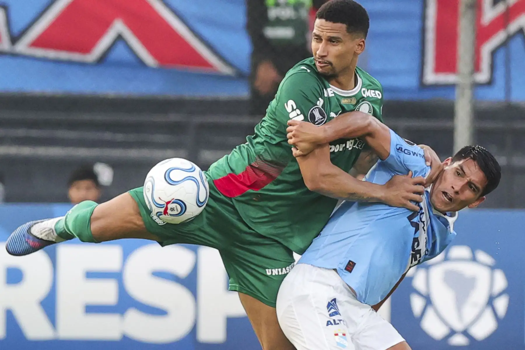 Irven Ávila de Sporting Cristal disputa el balón con el futbolista Allan del Palmeiras, durante el partido del Grupo F de la Copa Libertadores, en el Estadio Alejandro Villanueva de Lima. Foto: ANDINA/Carlos Américo Lezama Villantoy