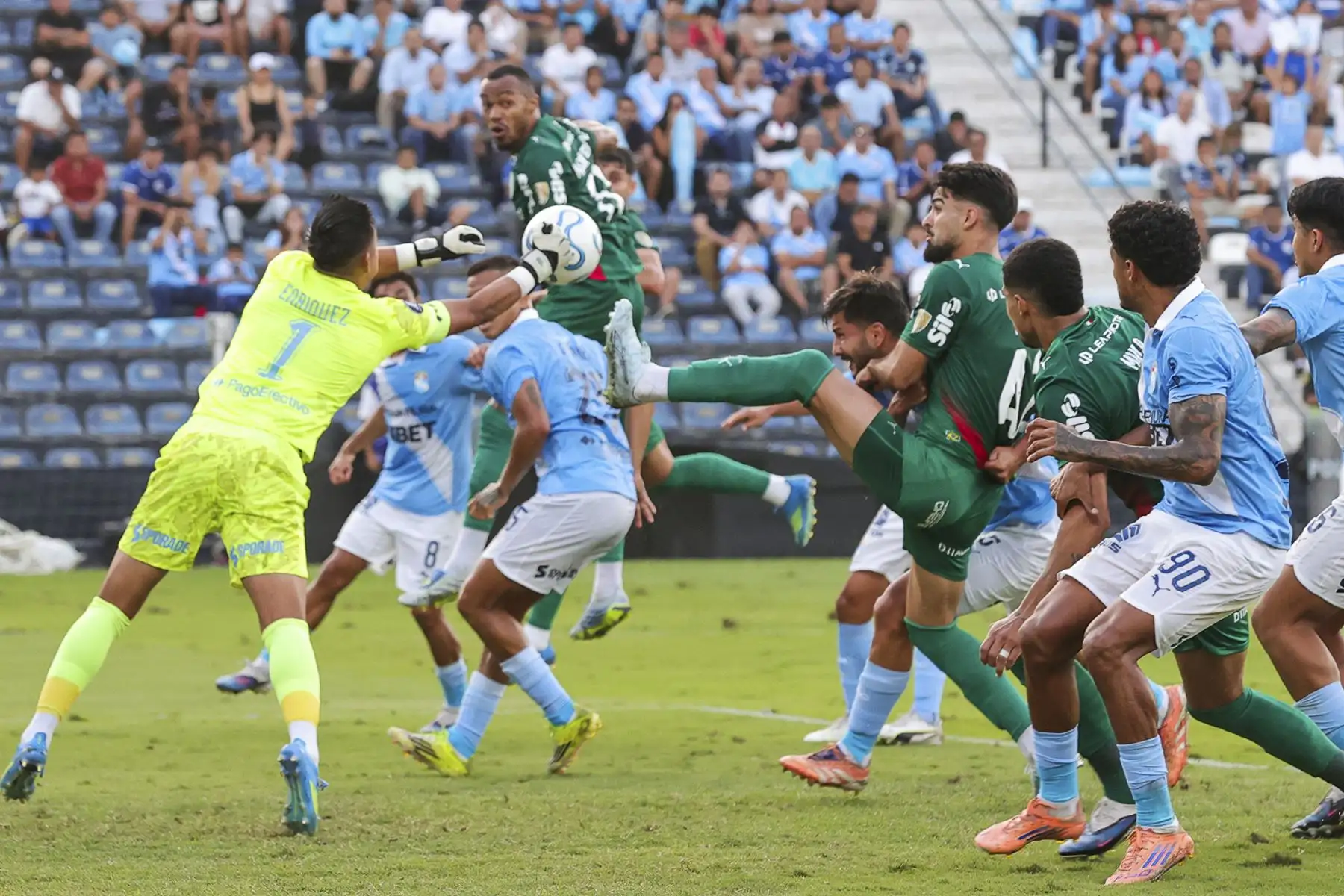 El arquero Enríquez de Sporting Cristal despeja el balón ante el ataque del futbolista Giay del Palmeiras, durante el partido del Grupo F de la Copa Libertadores, en el Estadio Alejandro Villanueva de Lima. Foto: ANDINA/Carlos Américo Lezama Villantoy