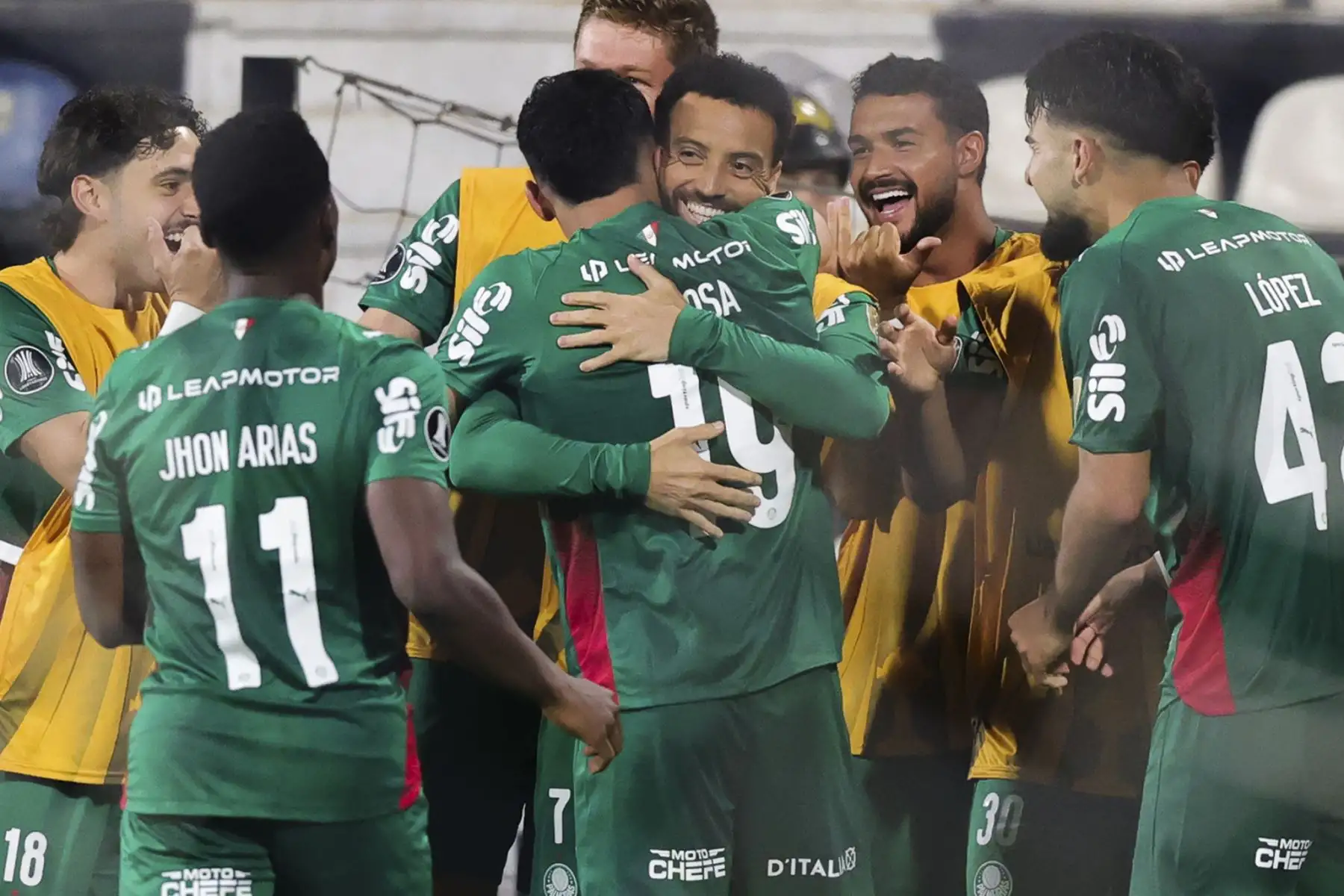 Futbolistas de Palmeiras celebran el gol de Sosa ante Sporting Cristal, durante el partido del Grupo F de la Copa Libertadores, disputado en el Estadio Alejandro Villanueva de Lima. Foto: ANDINA/Carlos Américo Lezama Villantoy