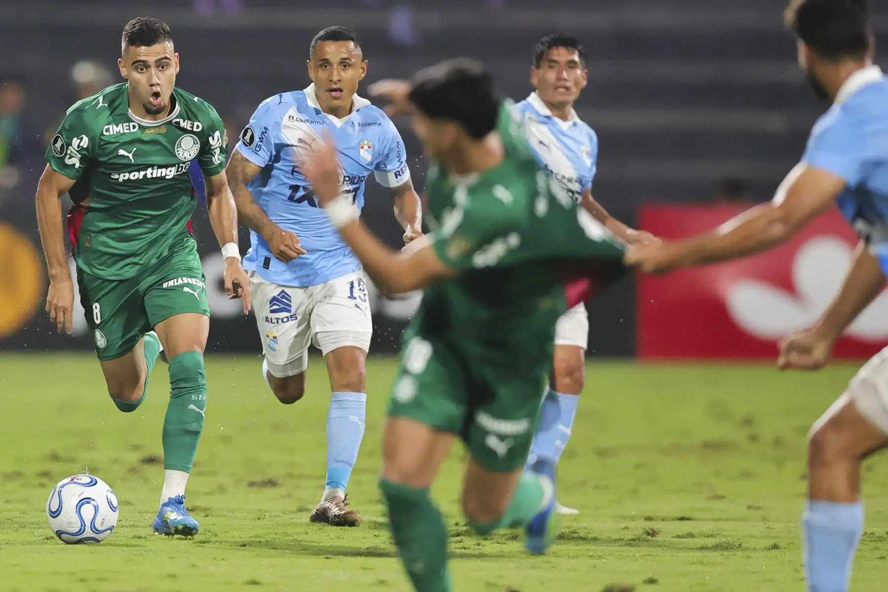 Yoshimar Yotún de Sporting Cristal disputa el balón con el futbolista Andreas del Palmeiras, durante el partido del Grupo F de la Copa Libertadores, en el Estadio Alejandro Villanueva de Lima. Foto: ANDINA/Carlos Américo Lezama Villantoy