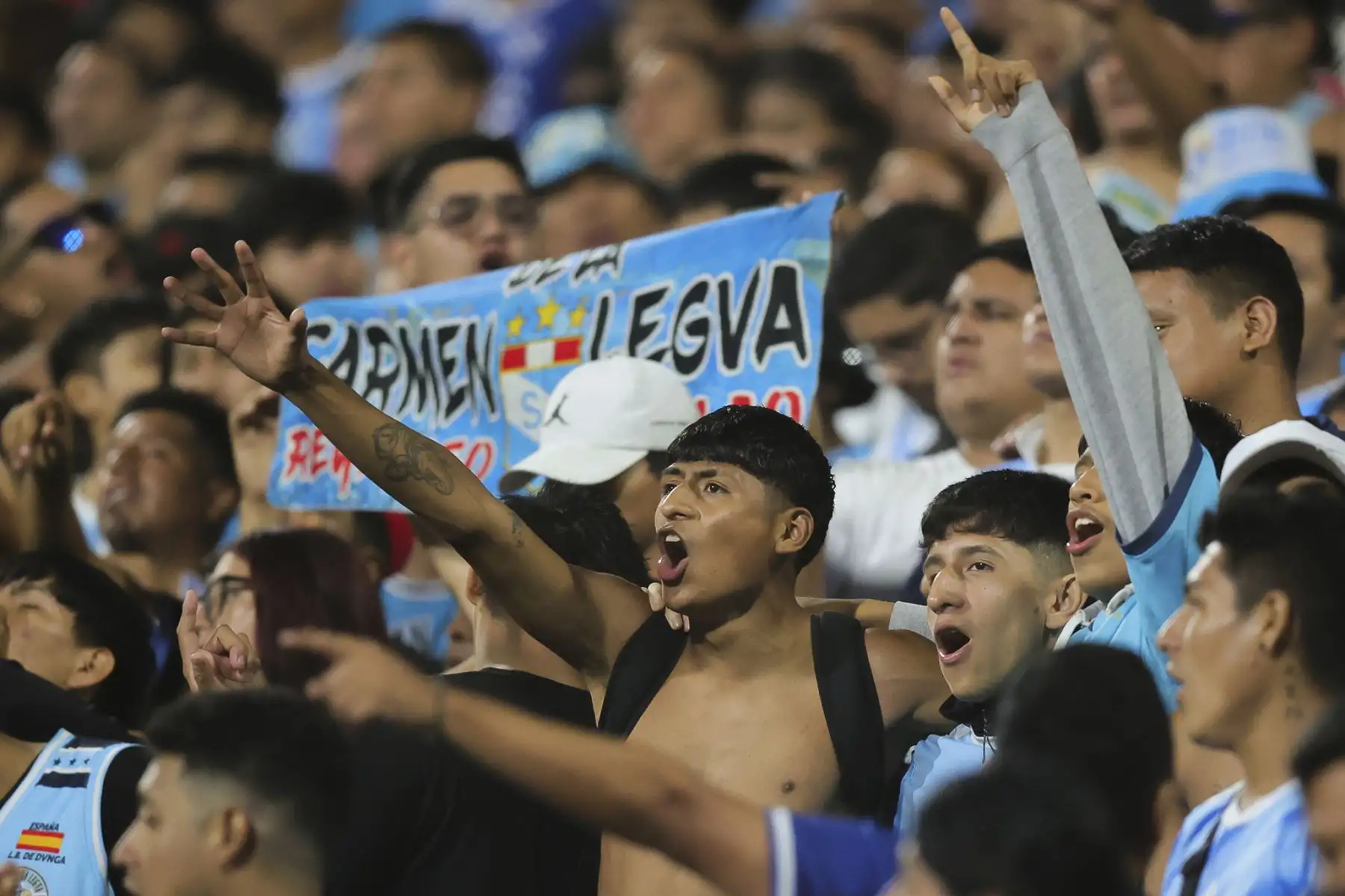 Hinchas de Sporting Cristal alientan a su equipo en el duelo ante Palmeiras, quienes juegan por Grupo F de la Copa Libertadores, en el Estadio Alejandro Villanueva de Lima. Foto: ANDINA/Carlos Américo Lezama Villantoy