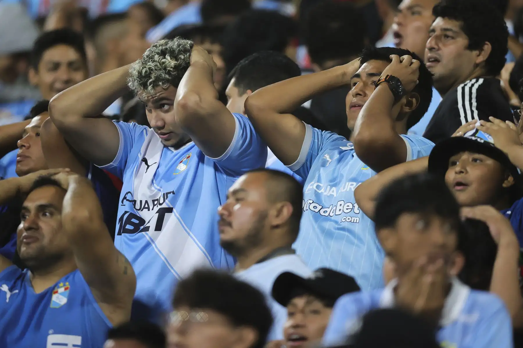 Hinchas de Sporting Cristal reaccionan ante el gol de Palmeiras, quienes juegan por Grupo F de la Copa Libertadores, en el Estadio Alejandro Villanueva de Lima. Foto: ANDINA/Carlos Américo Lezama Villantoy