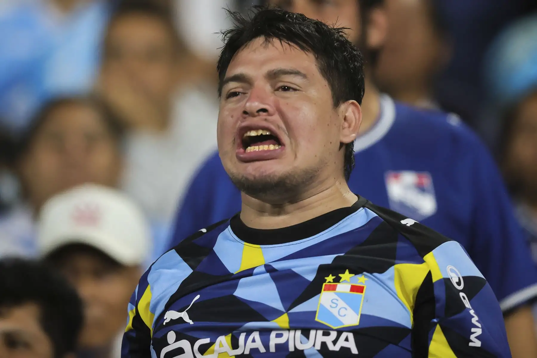 Hinchas de Sporting Cristal reaccionan ante el gol de Palmeiras, quienes juegan por Grupo F de la Copa Libertadores, en el Estadio Alejandro Villanueva de Lima. Foto: ANDINA/Carlos Américo Lezama Villantoy