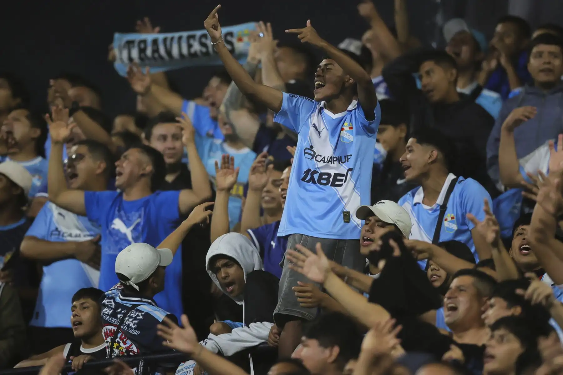 Hinchas de Sporting Cristal reaccionan ante el gol de Palmeiras, quienes juegan por Grupo F de la Copa Libertadores, en el Estadio Alejandro Villanueva de Lima. Foto: ANDINA/Carlos Américo Lezama Villantoy