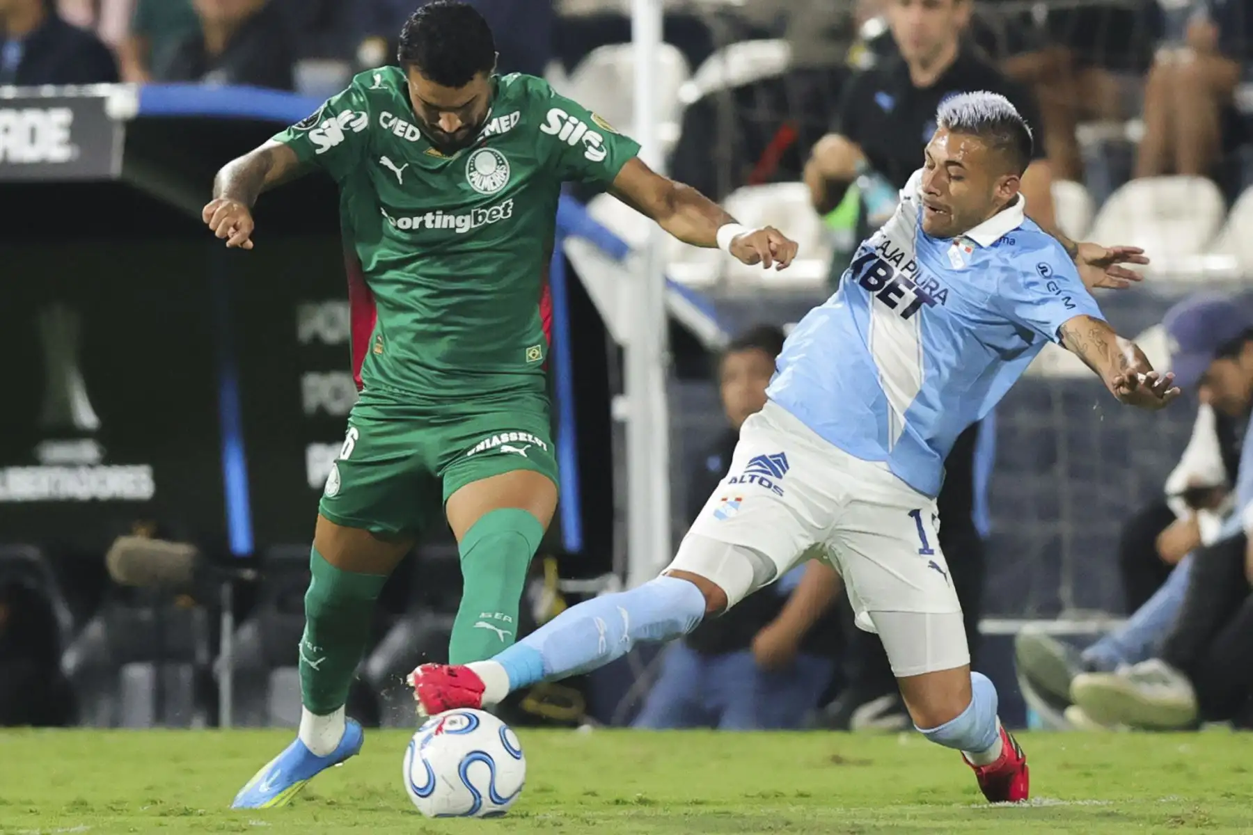 Juan Cruz González de Sporting Cristal disputa el balón con el futbolista Jefté da Silva del Palmeiras, durante el partido del Grupo F de la Copa Libertadores, en el Estadio Alejandro Villanueva de Lima. Foto: ANDINA/Carlos Américo Lezama Villantoy