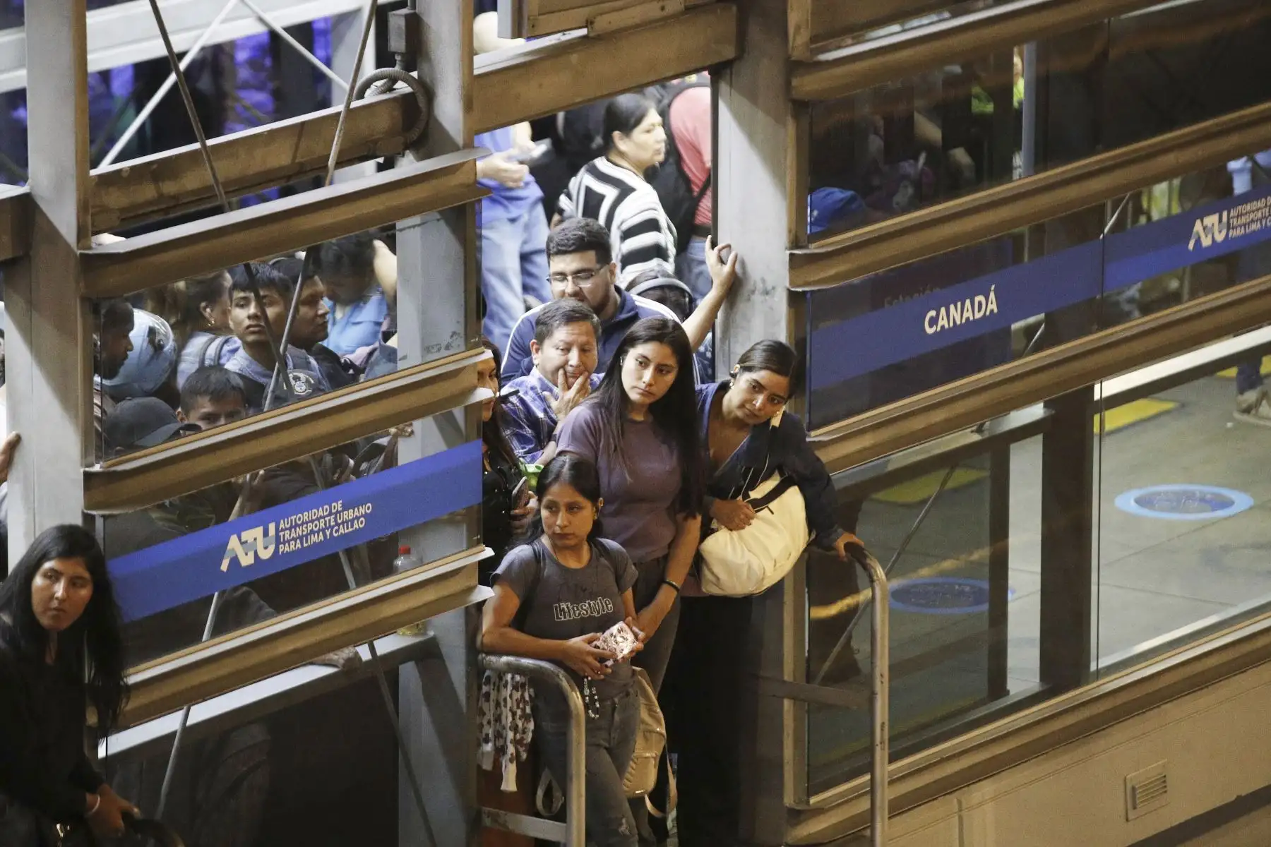 Tras el choque de un bus del Metropolitano en la estación Andrés Reyes, se registraron largas colas de unidades a lo largo de la Vía Expresa, generando retrasos en el servicio. En paralelo, numerosos pasajeros formaron extensas filas en las estaciones a la espera de otros buses, en medio de la congestión ocasionada por el incidente. Foto: ANDINA/Eddy Ramos
