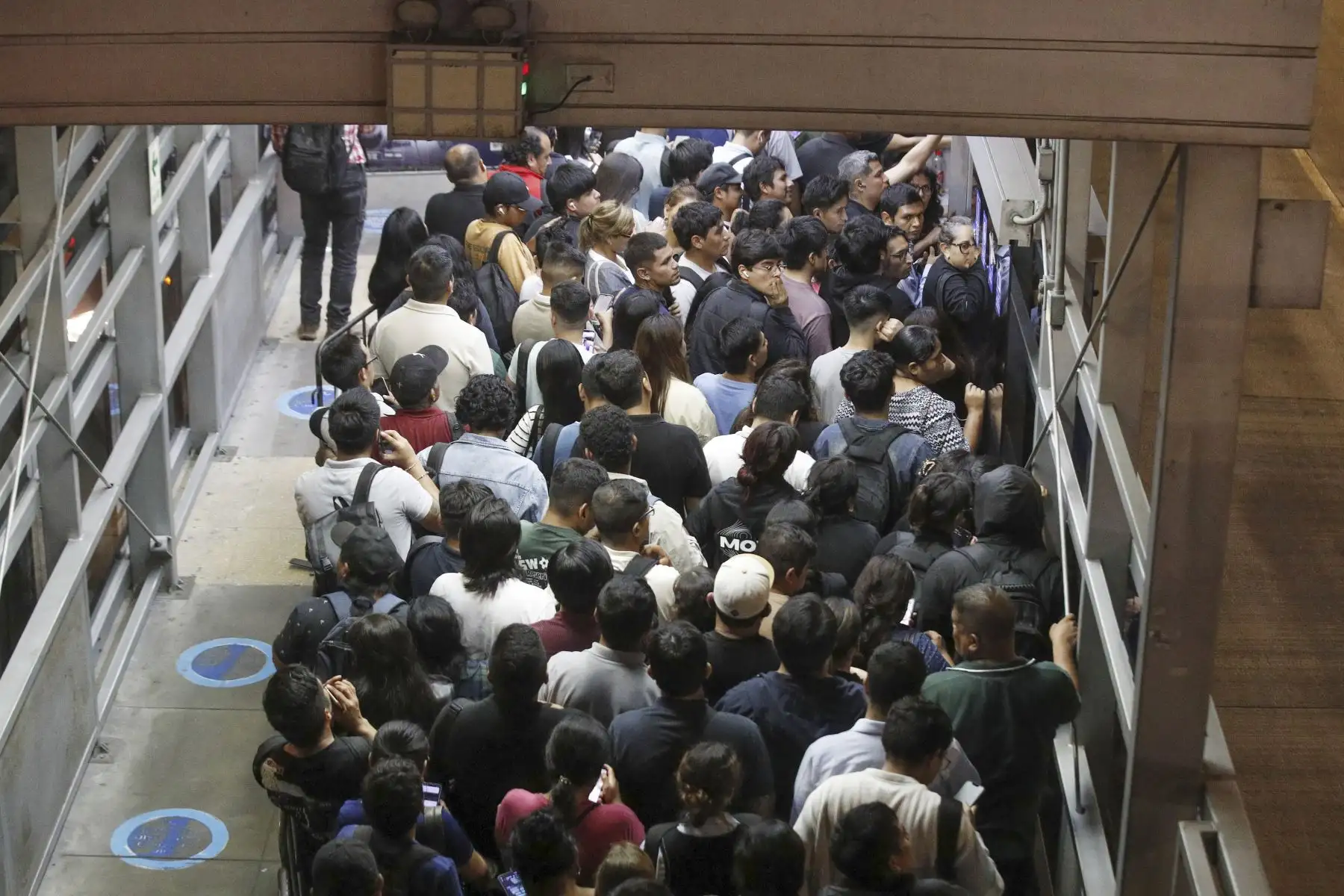 Tras el choque de un bus del Metropolitano en la estación Andrés Reyes, se registraron largas colas de unidades a lo largo de la Vía Expresa, generando retrasos en el servicio. En paralelo, numerosos pasajeros formaron extensas filas en las estaciones a la espera de otros buses, en medio de la congestión ocasionada por el incidente. Foto: ANDINA/Eddy Ramos