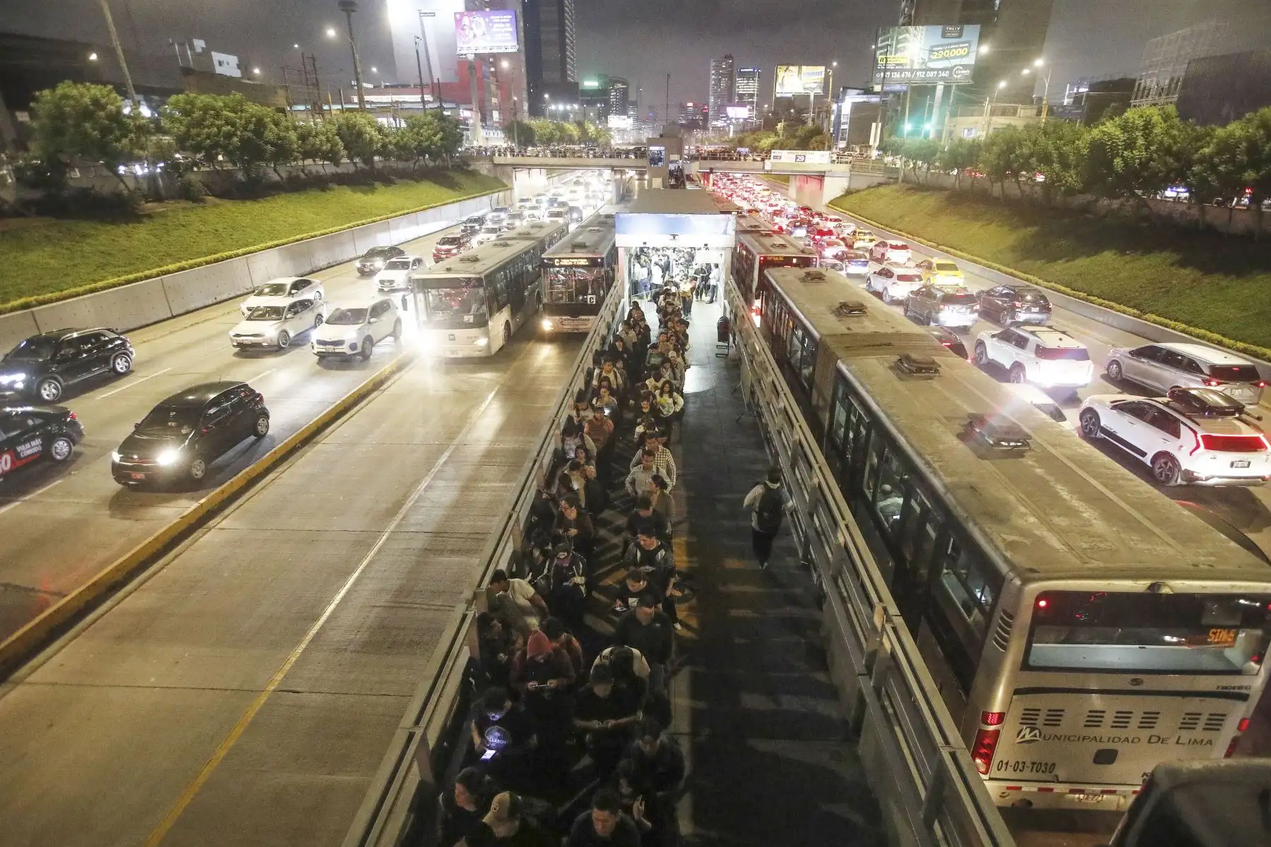 Tras el choque de un bus del Metropolitano en la estación Andrés Reyes, se registraron largas colas de unidades a lo largo de la Vía Expresa, generando retrasos en el servicio. En paralelo, numerosos pasajeros formaron extensas filas en las estaciones a la espera de otros buses, en medio de la congestión ocasionada por el incidente. Foto: ANDINA/Eddy Ramos