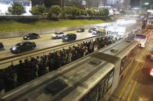 Choque de bus del Metropolitano genera colas y retrasos en la Vía Expresa