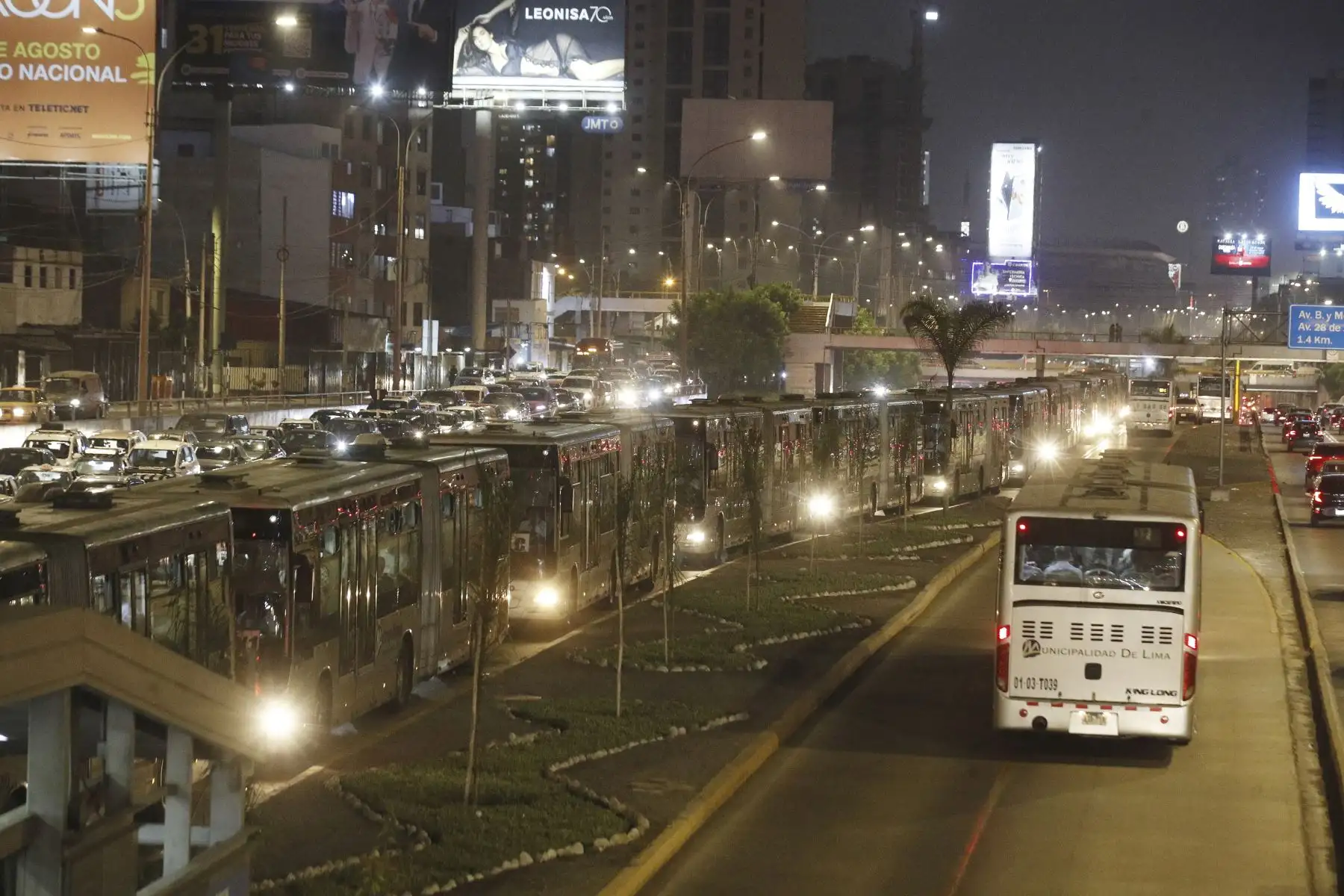 Tras el choque de un bus del Metropolitano en la estación Andrés Reyes, se registraron largas colas de unidades a lo largo de la Vía Expresa, generando retrasos en el servicio. En paralelo, numerosos pasajeros formaron extensas filas en las estaciones a la espera de otros buses, en medio de la congestión ocasionada por el incidente. Foto: ANDINA/Eddy Ramos