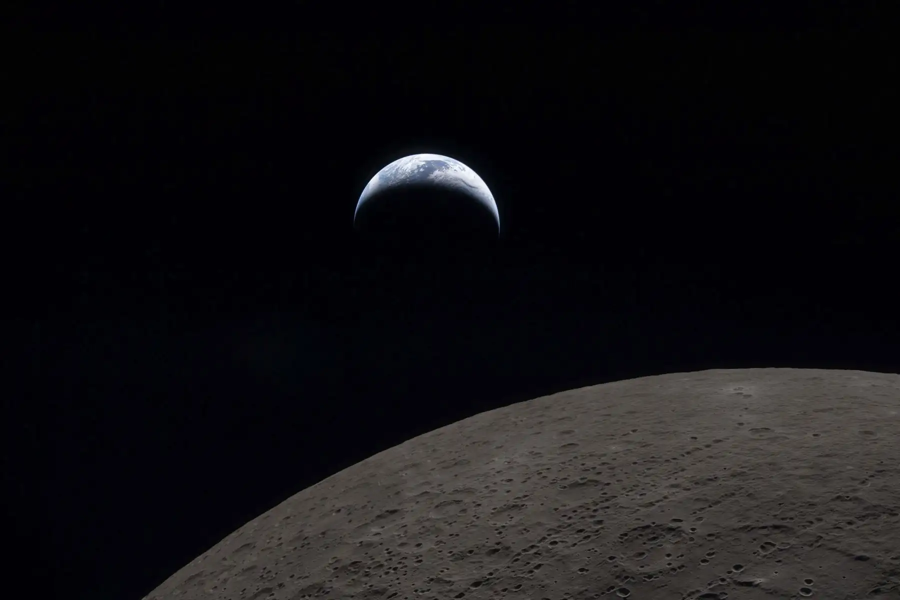 La NASA publica nuevas fotos de la tierra y la luna captadas por la misión espacial Artemis II. El cohete SLS (Space Launch System) de la NASA despegó de la plataforma de lanzamiento 39B en el Centro Espacial Kennedy de la agencia en Florida a las 6:35 pm EDT del 1 de abril de 2026, enviando a los astronautas de la NASA Reid Wiseman, Victor Glover y Christina Koch y al astronauta de la CSA (Agencia Espacial Canadiense) Jeremy Hansen a bordo de la nave espacial Orion en un vuelo de prueba planificado alrededor de la Luna y de regreso. Foto: NASA