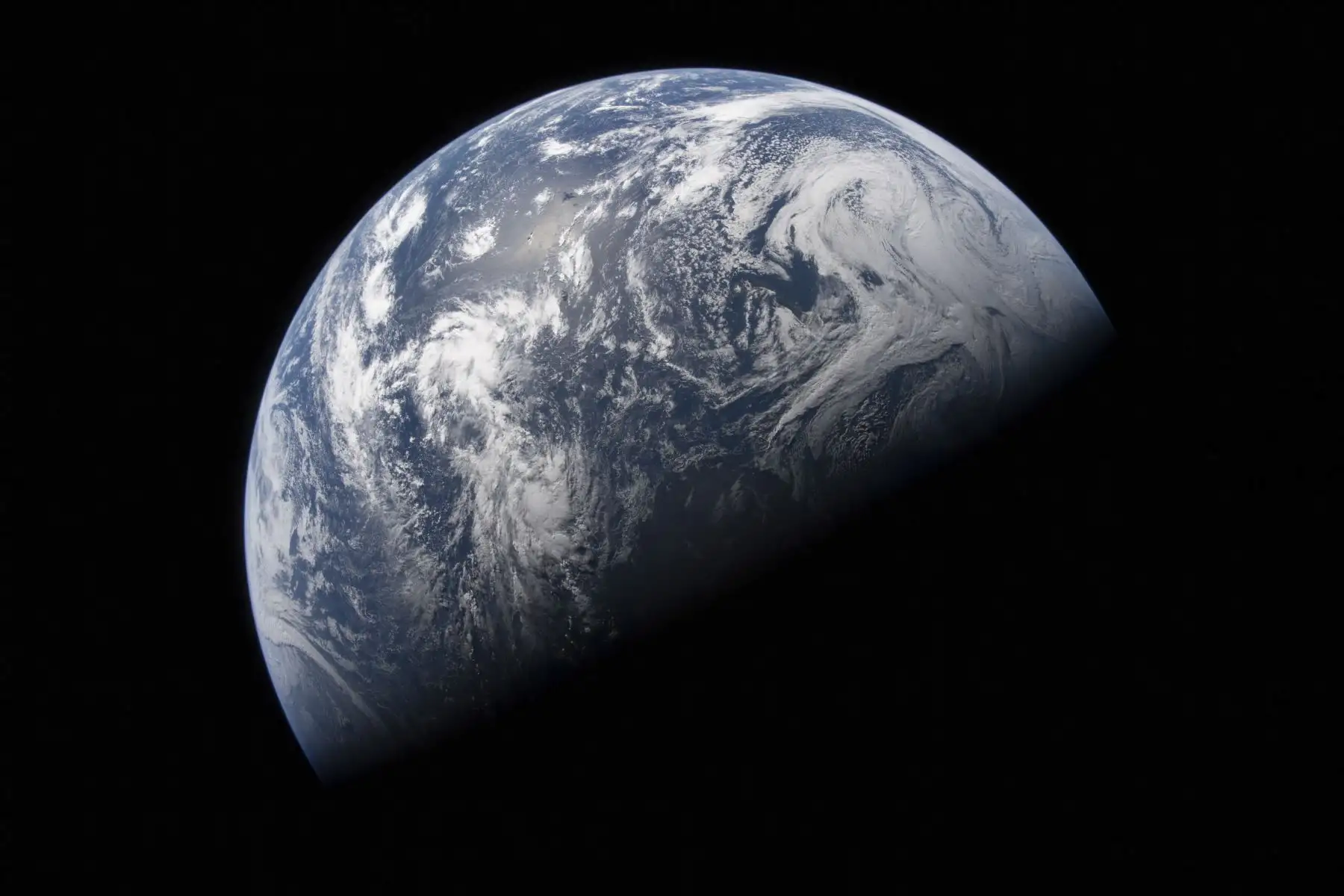 La NASA publica nuevas fotos de la tierra y la luna captadas por la misión espacial Artemis II. El cohete SLS (Space Launch System) de la NASA despegó de la plataforma de lanzamiento 39B en el Centro Espacial Kennedy de la agencia en Florida a las 6:35 pm EDT del 1 de abril de 2026, enviando a los astronautas de la NASA Reid Wiseman, Victor Glover y Christina Koch y al astronauta de la CSA (Agencia Espacial Canadiense) Jeremy Hansen a bordo de la nave espacial Orion en un vuelo de prueba planificado alrededor de la Luna y de regreso. Foto: NASA