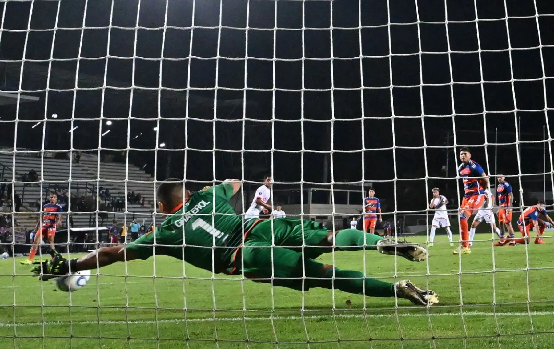 El portero número 01 de Puerto Cabello, Joel Graterol, realiza una parada durante el partido de la fase de grupos de la Copa Sudamericana entre la Academia Puerto Cabello de Venezuela y Cienciano de Perú en el estadio Misael Delgado en Valencia, estado Carabobo, Venezuela, el 5 de mayo de 2026. (Foto de Juan BARRETO / AFP)