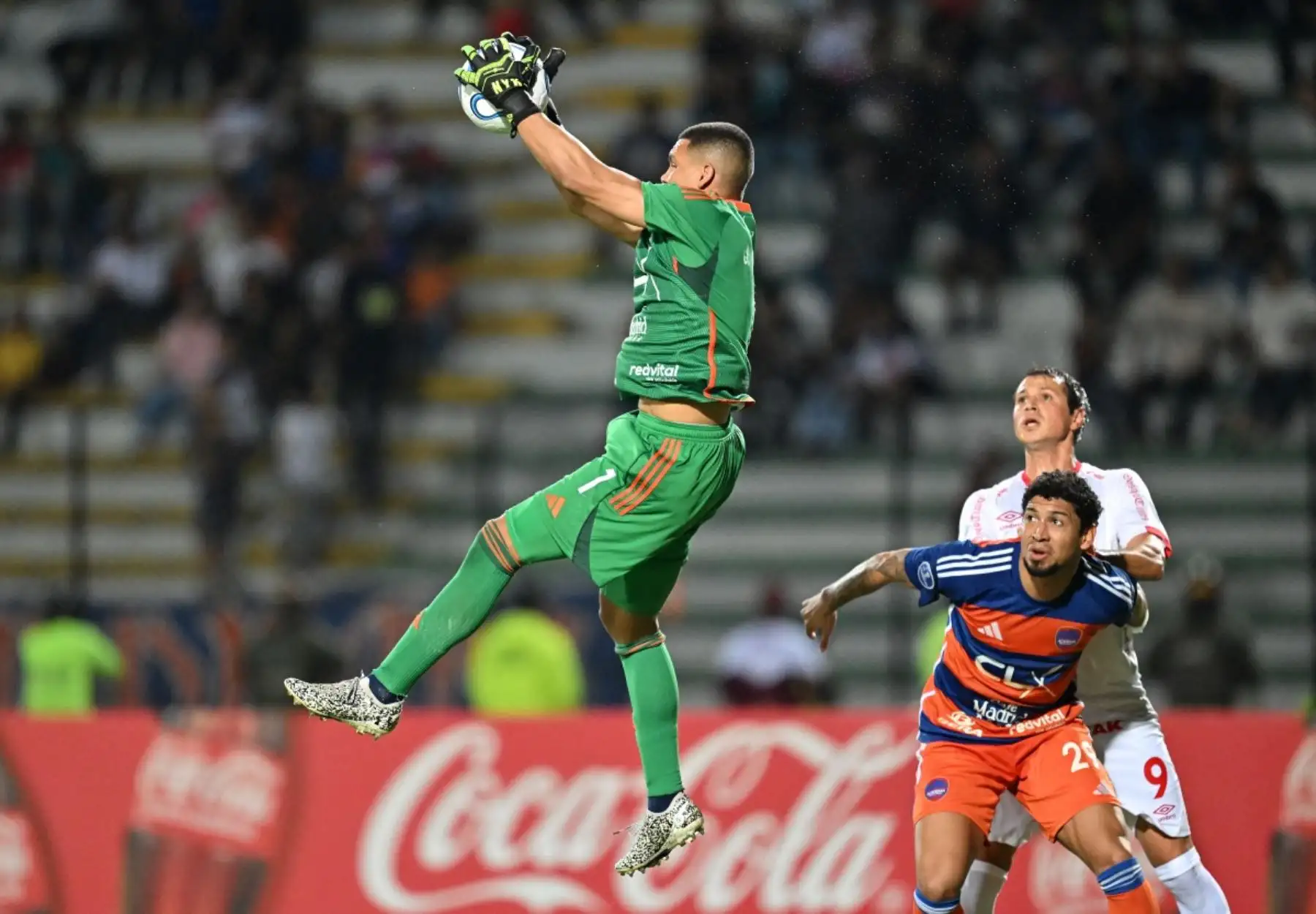 El portero número 01 de Puerto Cabello, Joel Graterol, atrapa el balón durante el partido de la fase de grupos de la Copa Sudamericana entre la Academia Puerto Cabello de Venezuela y Cienciano de Perú en el estadio Misael Delgado en Valencia, estado Carabobo, Venezuela, el 5 de mayo de 2026. (Foto de Juan BARRETO / AFP)