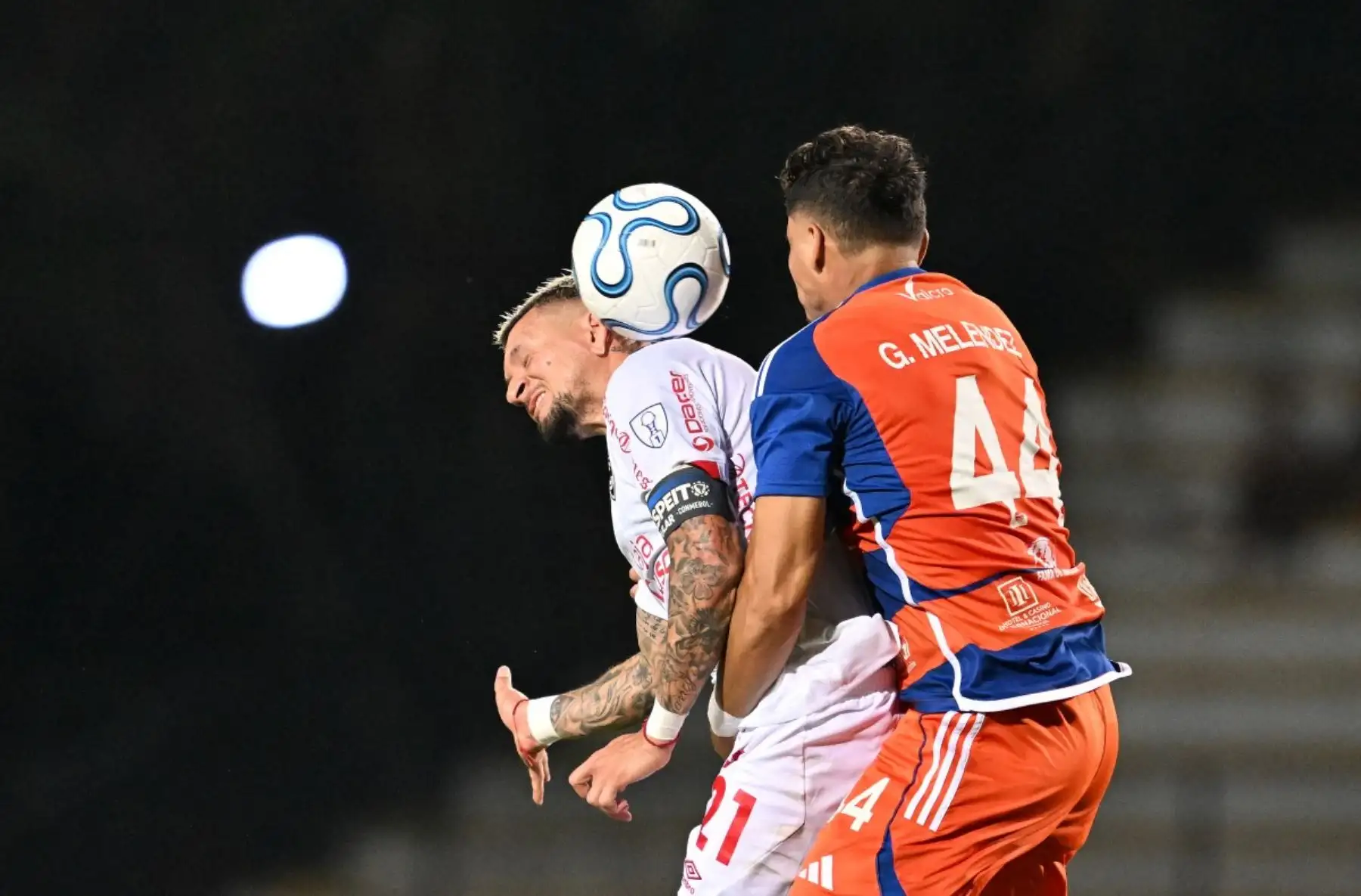 El delantero ecuatoriano #21 de Cienciano, Carlos Garcés, y el defensor de Puerto Cabello, #44, Geremias Meléndez, luchan por el balón durante el partido de fútbol de la fase de grupos de la Copa Sudamericana entre la Academia Puerto Cabello de Venezuela y Cienciano de Perú en el estadio Misael Delgado en Valencia, estado de Carabobo, Venezuela, el 5 de mayo de 2026. (Foto de Juan BARRETO / AFP)