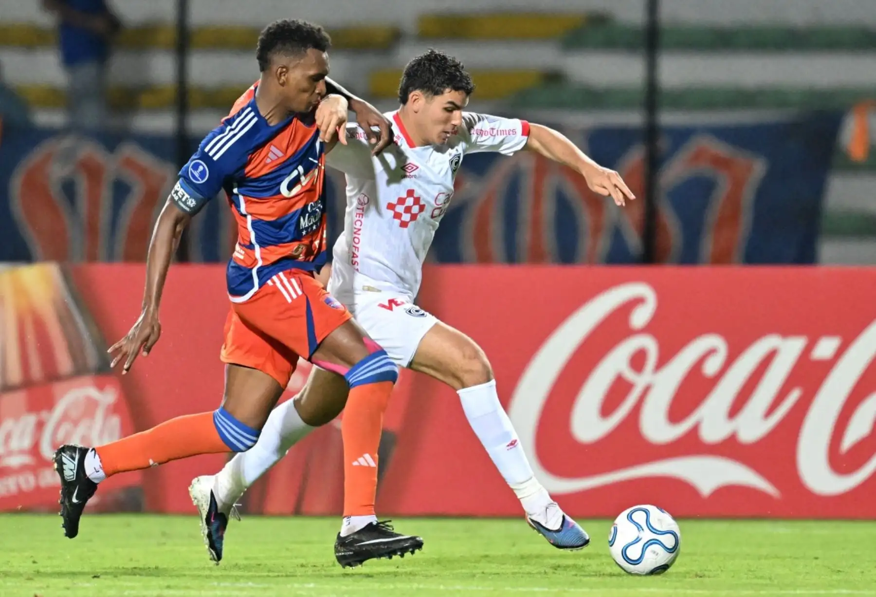 El defensa Jiovany Ramos, número 26 de Puerto Cabello, y el delantero Matías Succar, número 19 de Cienciano, disputan el balón durante el partido de la fase de grupos de la Copa Sudamericana entre la Academia Puerto Cabello de Venezuela y Cienciano de Perú, disputado en el estadio Misael Delgado de Valencia, estado Carabobo, Venezuela, el 5 de mayo de 2026. (Foto de Juan BARRETO / AFP)