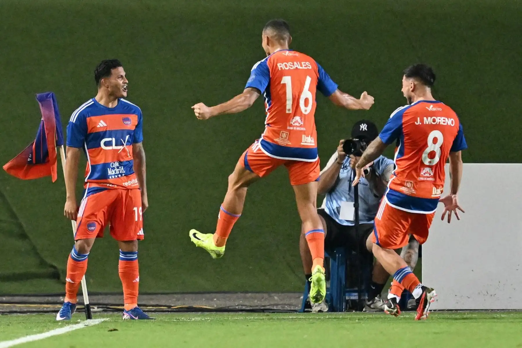 El delantero Jean Castillo (izq.), número 19 del equipo de Puerto Cabello, celebra el tercer gol de su equipo junto a sus compañeros Roberto Rosales, defensa número 16, y Junior Moreno, mediocampista número 8, durante el partido de la fase de grupos de la Copa Sudamericana entre Academia Puerto Cabello de Venezuela y Cienciano de Perú, disputado en el estadio Misael Delgado de Valencia, estado Carabobo, Venezuela, el 5 de mayo de 2026. (Foto de Juan BARRETO / AFP)