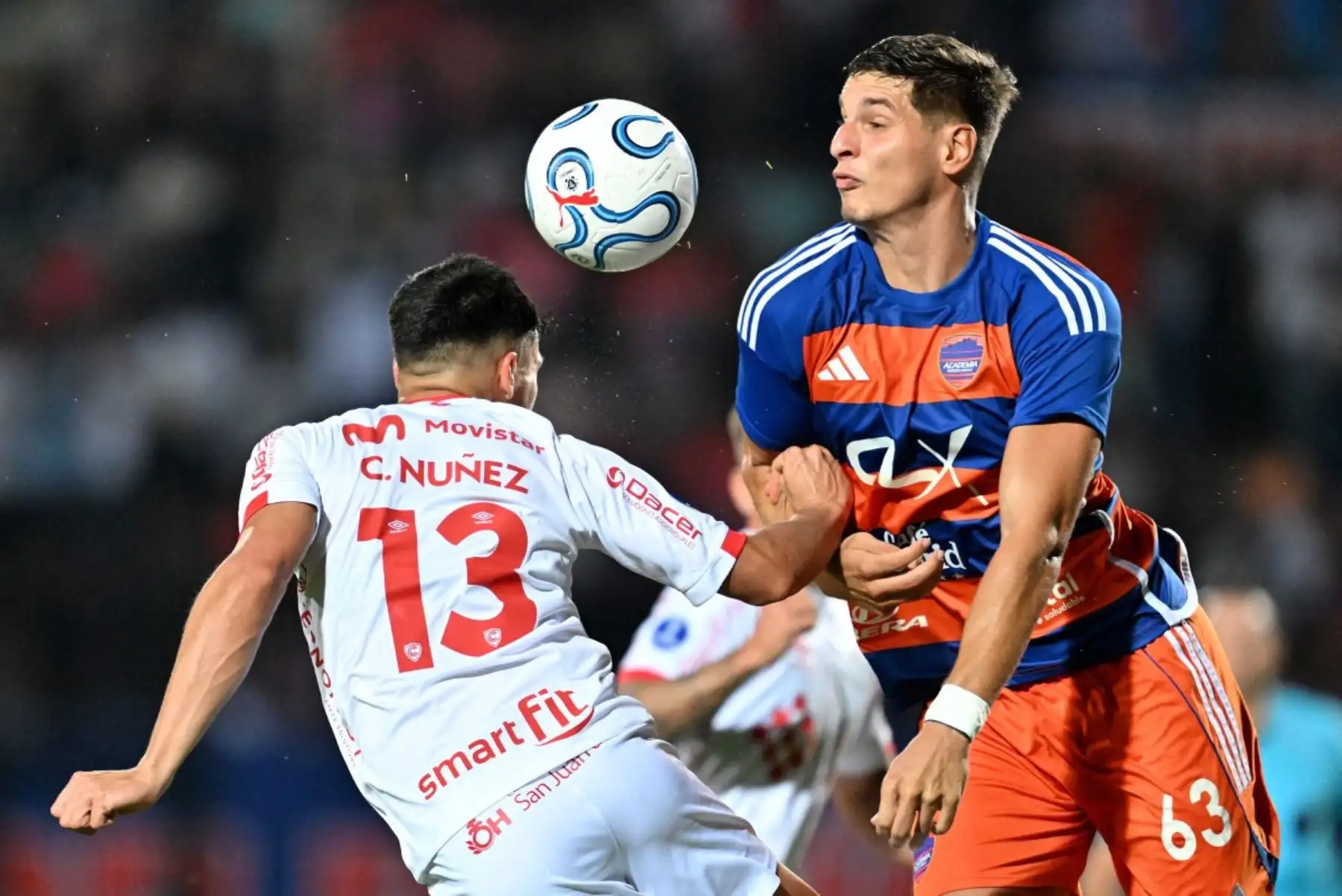 El defensor paraguayo de Cienciano #13 Claudio Núñez y el defensor serbio de Puerto Cabello #63 Stefan Obradovic luchan por el balón durante el partido de fútbol de la fase de grupos de la Copa Sudamericana entre la Academia Puerto Cabello de Venezuela y Cienciano de Perú en el estadio Misael Delgado en Valencia, estado de Carabobo, Venezuela, el 5 de mayo de 2026. (Foto de Juan BARRETO / AFP)