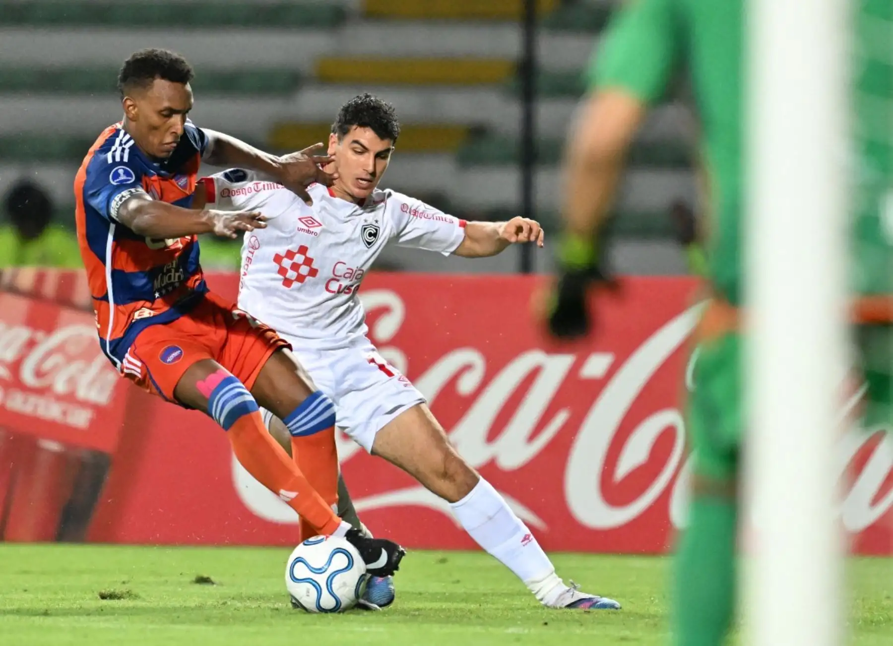 El defensa Jiovany Ramos, número 26 de Puerto Cabello, y el delantero Matías Succar, número 19 de Cienciano, disputan el balón durante el partido de la fase de grupos de la Copa Sudamericana entre la Academia Puerto Cabello de Venezuela y Cienciano de Perú, disputado en el estadio Misael Delgado de Valencia, estado Carabobo, Venezuela, el 5 de mayo de 2026. (Foto de Juan BARRETO / AFP)