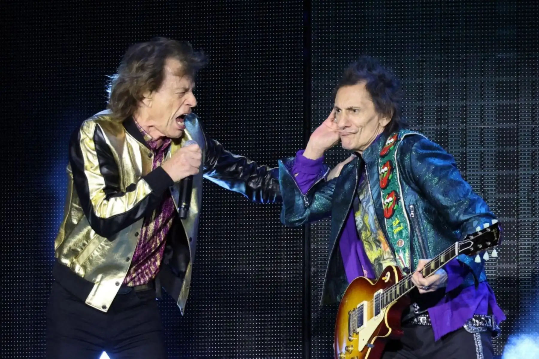 Mick Jagger y Ronnie Wood de The Rolling Stones actúan en el MetLife Stadium. Foto: AFP