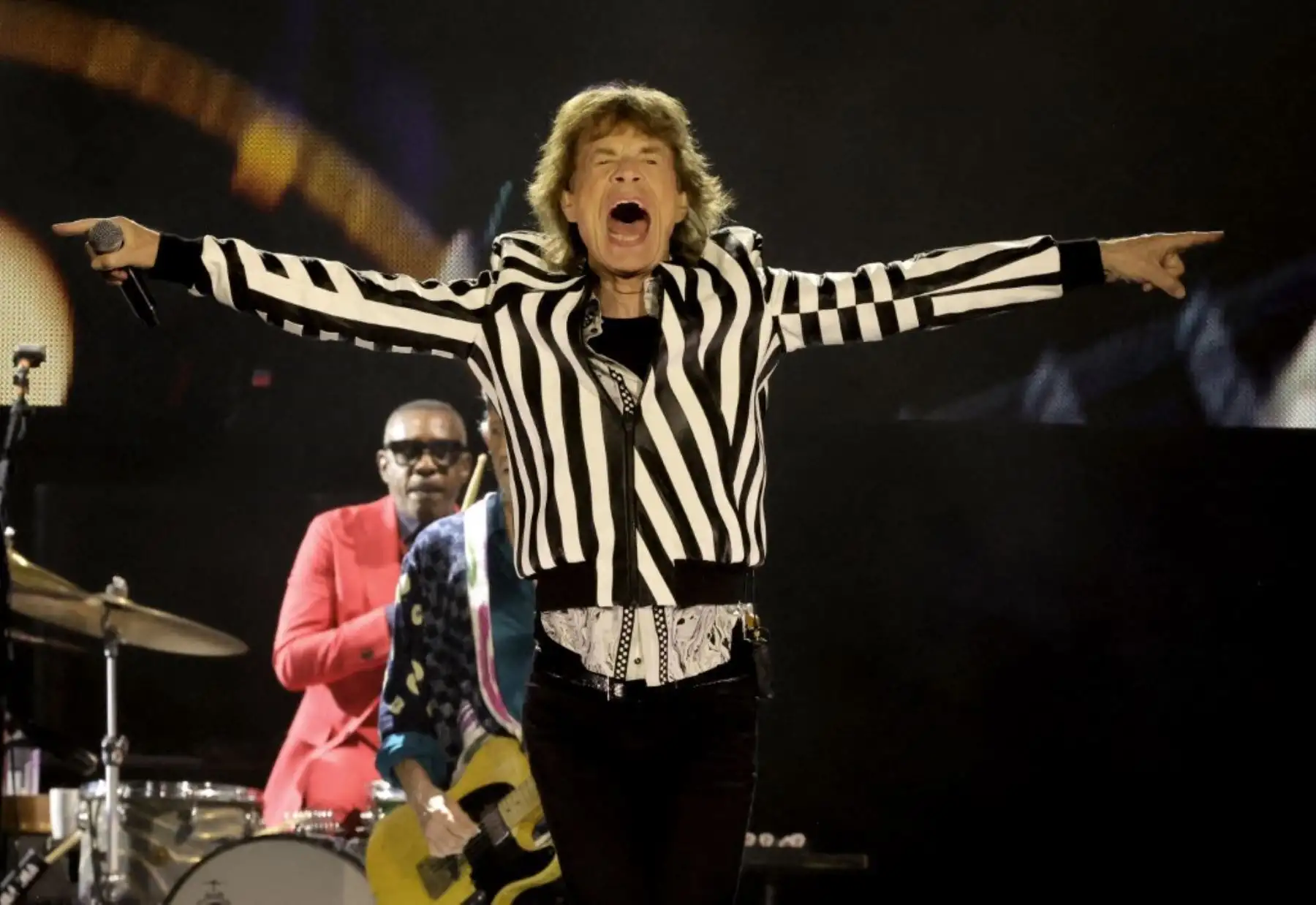 Mick Jagger de los Rolling Stones actuando en el escenario del SoFi Stadium, California. Foto: AFP