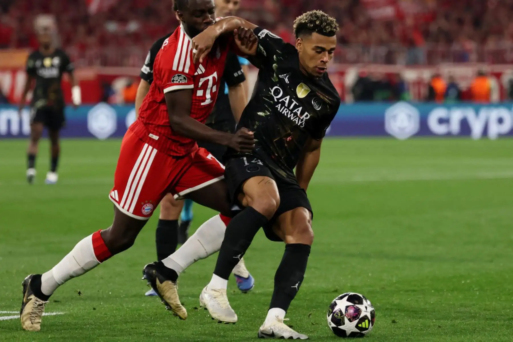 El defensa francés del Bayern de Múnich, Dayot Upamecano y el centrocampista francés del Paris Saint-Germain, Desire Doue  disputan el balón durante el partido de vuelta de las semifinales de la Liga de Campeones de la UEFA entre el FC Bayern de Múnich y el Paris Saint-Germain (PSG). Foto: AFP