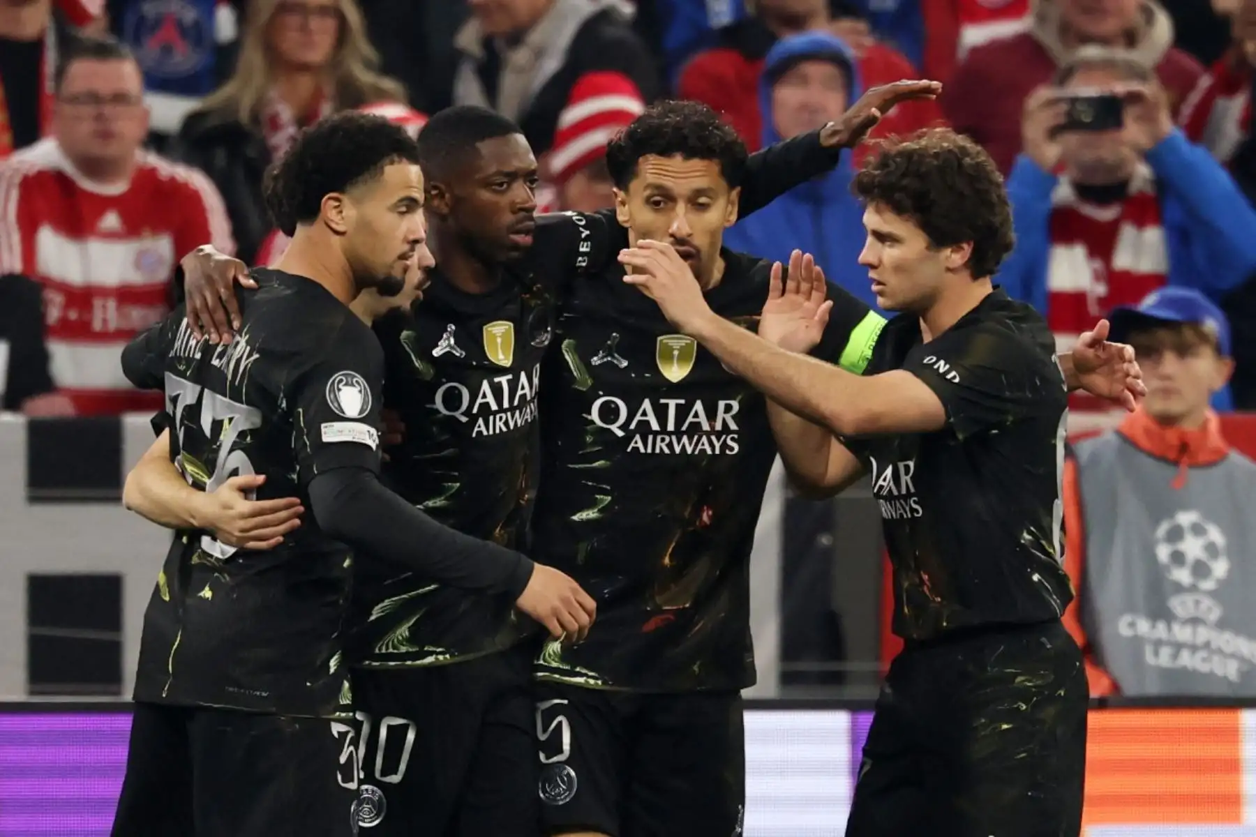 El delantero francés del Paris Saint-Germain, Ousmane Dembélé  celebra el primer gol de su equipo con sus compañeros durante el partido de vuelta de las semifinales de la UEFA Champions League entre el FC Bayern de Múnich y el Paris Saint-Germain. AFP