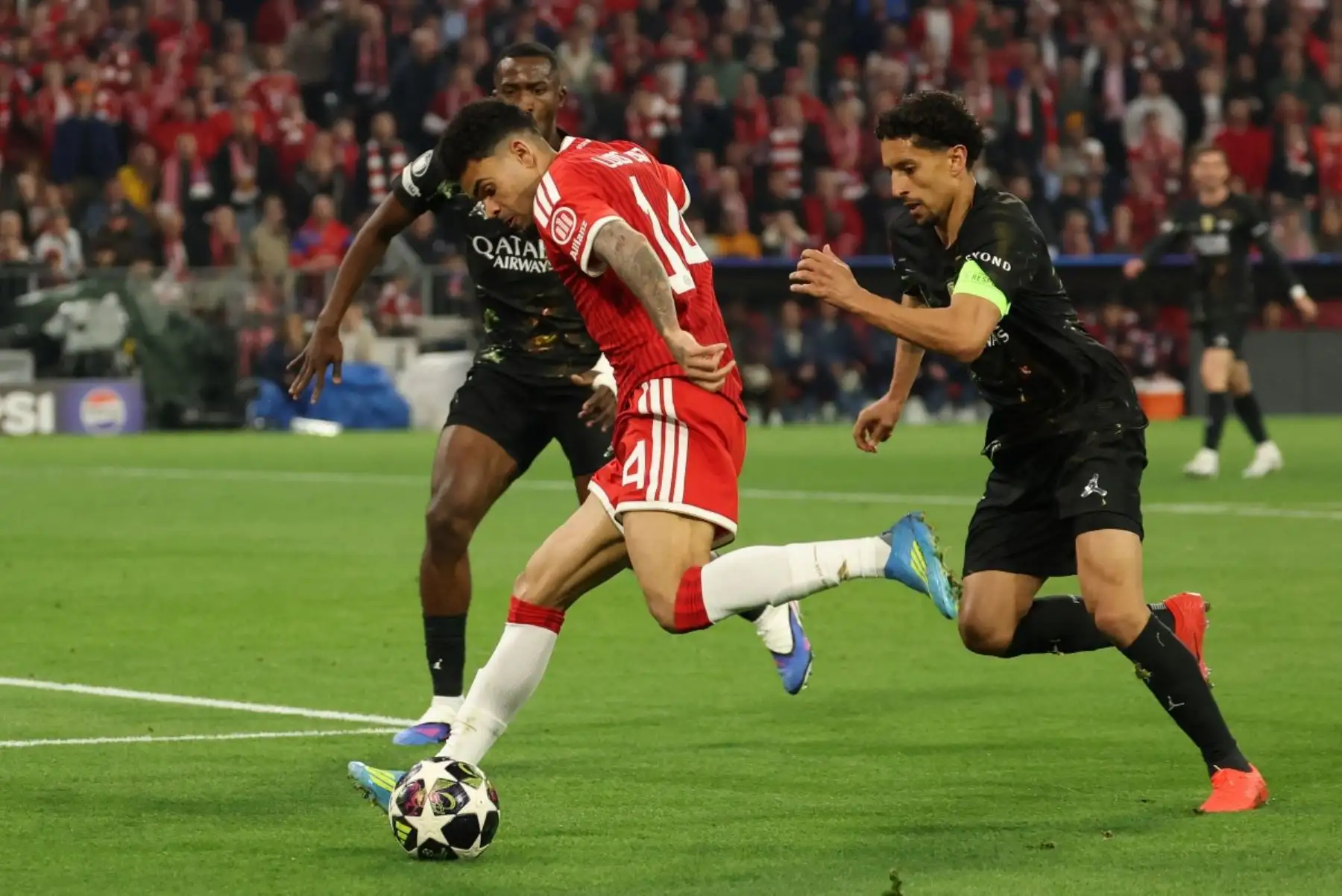 El delantero colombiano del Bayern de Múnich, Luis Díaz, supera al defensa brasileño del Paris Saint-Germain, Marquinhos , durante el partido de vuelta de las semifinales de la Liga de Campeones de la UEFA entre el FC Bayern de Múnich y el Paris Saint-Germain.