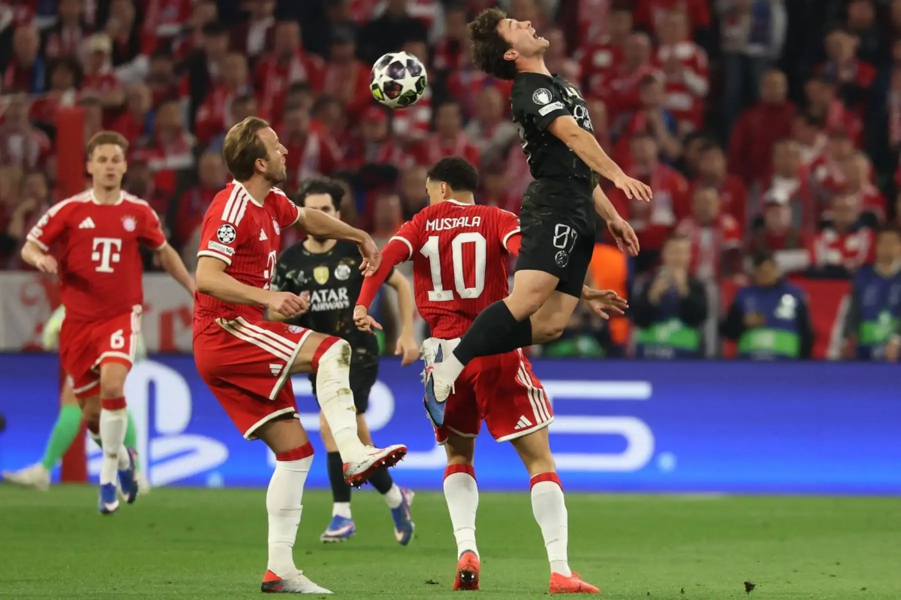 El centrocampista portugués del Paris Saint-Germain, Joao Neves  y el delantero inglés del Bayern de Múnich, Harry Kane  disputan el balón durante el partido de vuelta de las semifinales de la Liga de Campeones de la UEFA entre el FC Bayern de Múnich y el Paris Saint-Germain. AFP