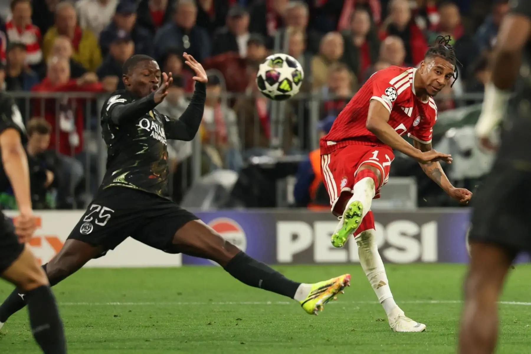 El centrocampista francés del Bayern de Múnich, Michael Olise, dispara superando al defensa portugués del Paris Saint-Germain, Nuno Mendes,  durante el partido de vuelta de las semifinales de la Liga de Campeones de la UEFA entre el FC Bayern de Múnich y el Paris Saint-Germain. AFP