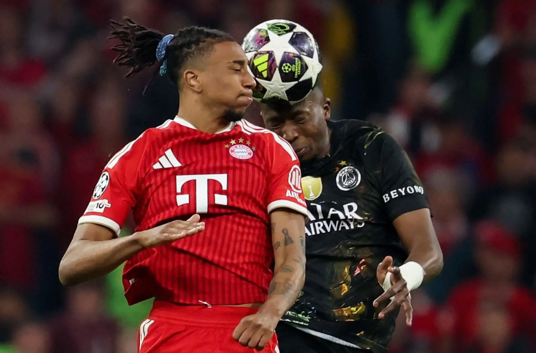 El centrocampista francés del Bayern de Múnich, Michael Olise  y el defensa ecuatoriano del Paris Saint-Germain, Willian Pacho,  saltan para cabecear el balón durante el partido de vuelta de las semifinales de la UEFA Champions League entre el FC Bayern de Múnich y el Paris Saint-Germain. Foto: AFP