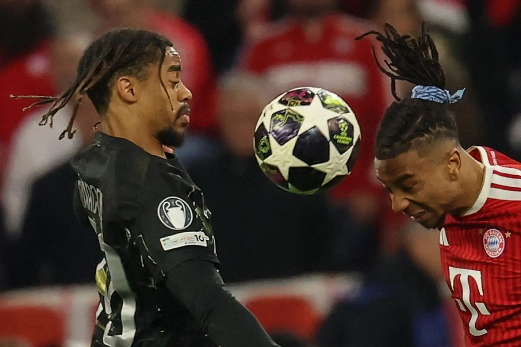 El delantero francés del Paris Saint-Germain, Bradley Barcola  y el centrocampista francés del Bayern de Múnich, Michael Olise, disputan el balón durante el partido de vuelta de las semifinales de la Liga de Campeones de la UEFA entre el FC Bayern de Múnich y el Paris Saint-Germain. AFP