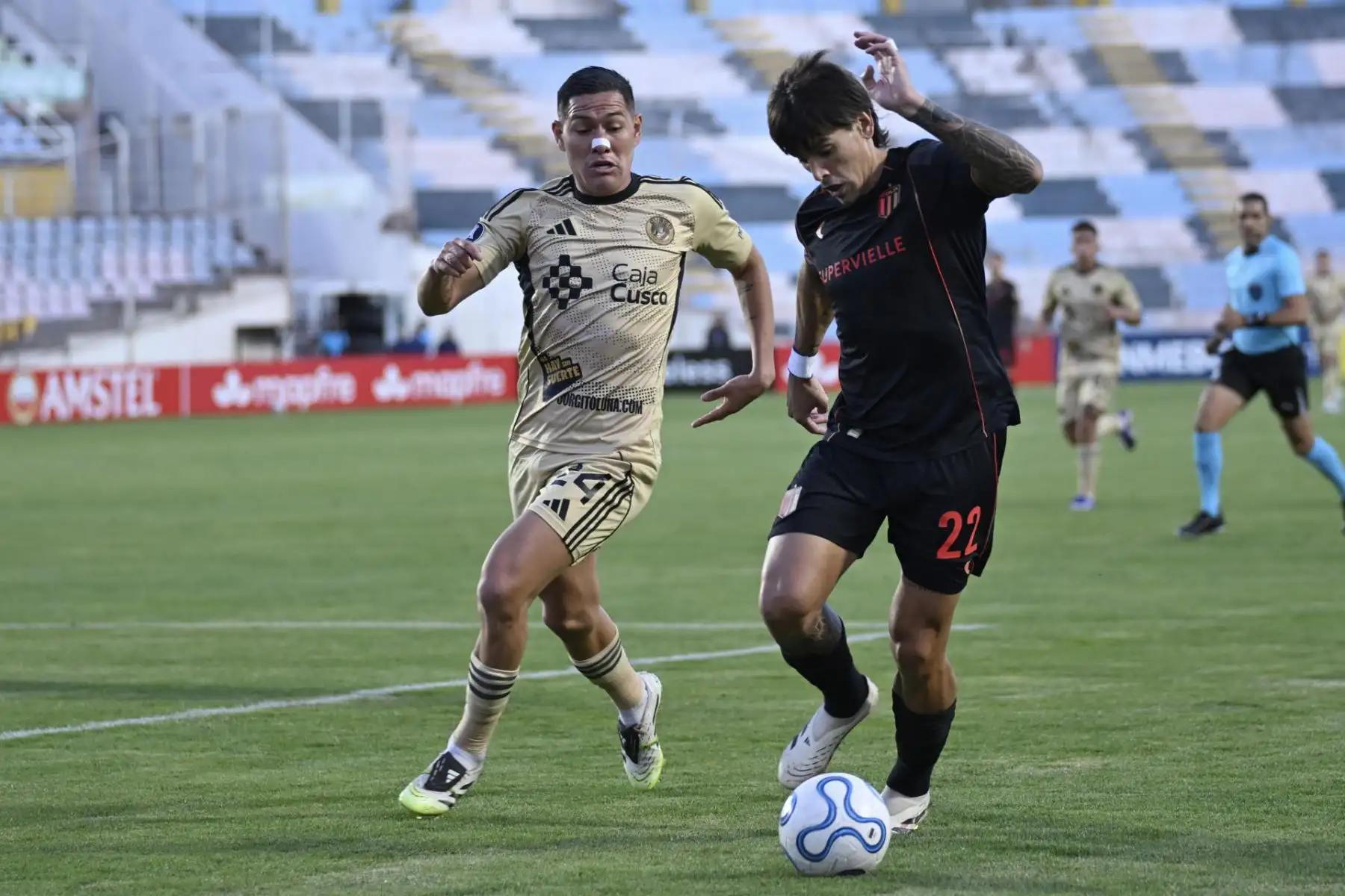 Marlon Ruidías  de Cusco FC disputa un balón con Alexis Castro de Estudiantes de La Plata este miércoles, en un partido de la fase de grupos de la Copa Libertadores entre Cusco FC y Estudiantes de La Plata en el estadio Inca Garcilaso de la Vega en Cusco (Perú) Foto: EFE