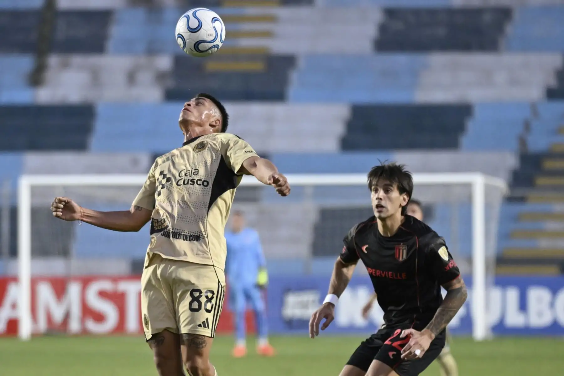 Diego Soto (i) de Cusco FC disputa un balón con Alexis Castro de Estudiantes de La Plata este miércoles, en un partido de la fase de grupos de la Copa Libertadores entre Cusco FC y Estudiantes de La Plata. EFE