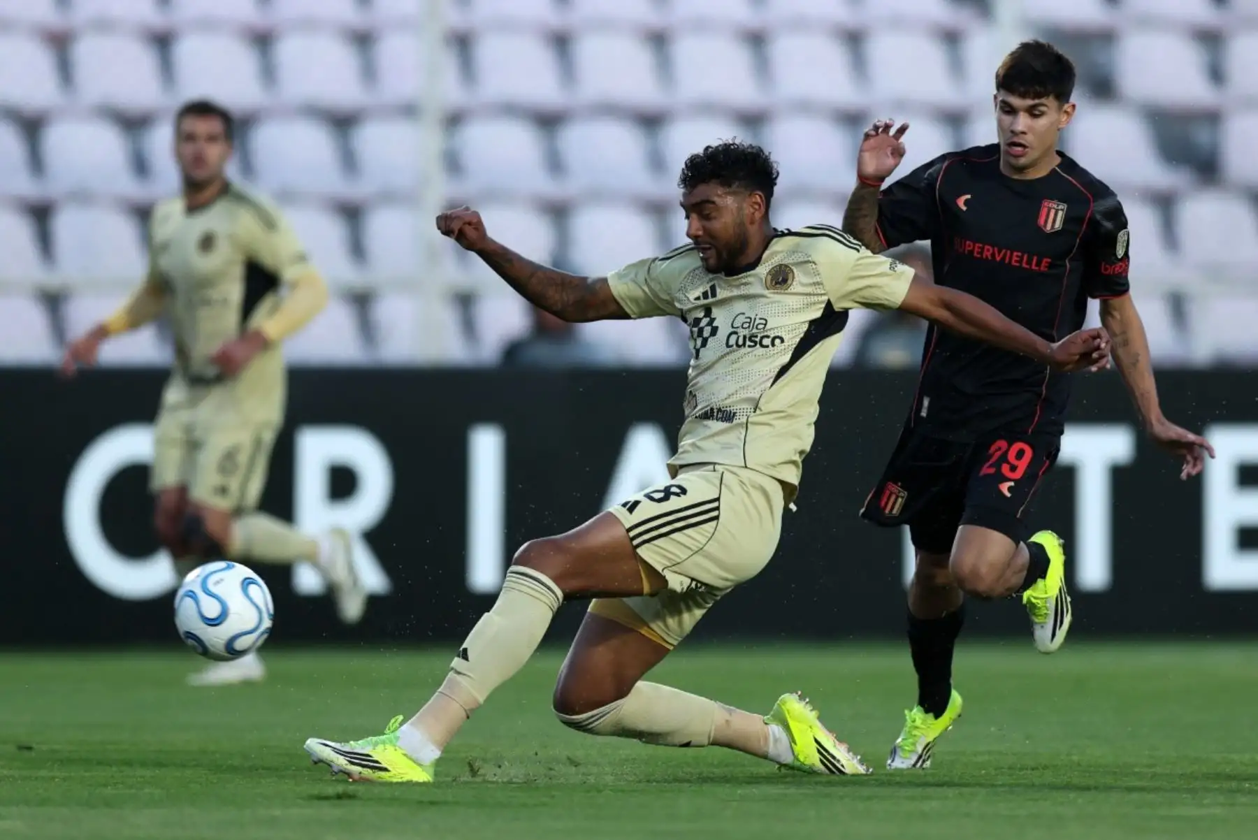 El defensor de Cusco  Aldair Fuentes y el delantero de Estudiantes  Fabricio Pérez luchan por el balón durante el partido de fútbol de la fase de grupos de la Copa Libertadores entre el Cusco FC de Perú y los Estudiantes de La Plata de Argentina. Foto: AFP